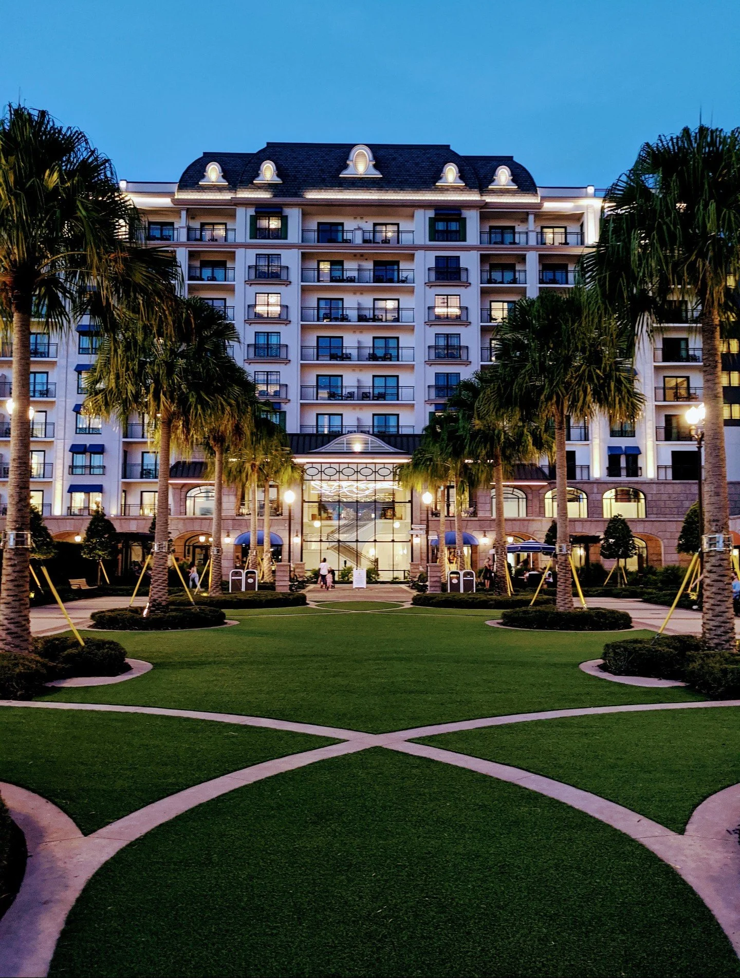 Where Should You Stay at Walt Disney World? On-Site vs. Off-Site