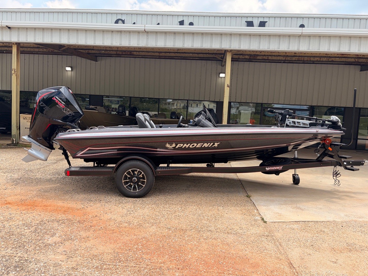2027 Phoenix 818 Pro