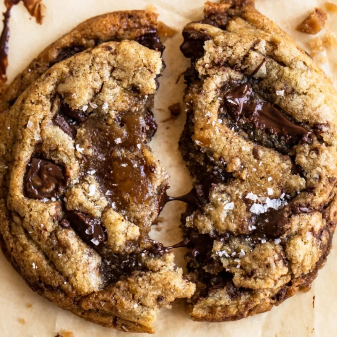 🍫In honor of national chocolate 🍫 day and all the chocolate goodies on sale at @henhousemarket I&rsquo;m posting my store-bought chocolate chip cookie 🍪 dough hacks! 

It takes store bought cookies to the next level! 🎉

🍪 Chocolate Chunk Cookies