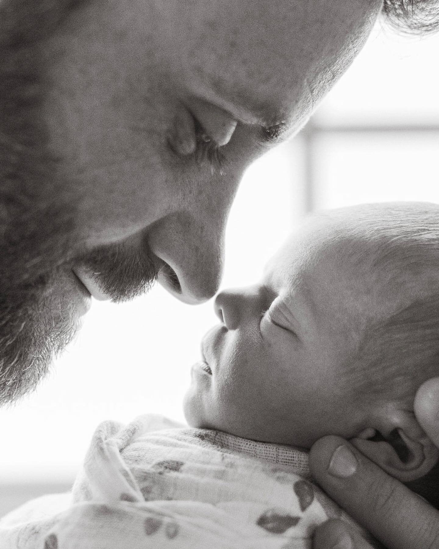 Nose touches with dad 🤍 // this one always makes the mamas swoon 🥲 

One of the BEST gifts you can give a friend that&rsquo;s expecting is a newborn photo shoot! Baby&rsquo;s arrival brings about allll the emotions &amp; exhaustion, but those first