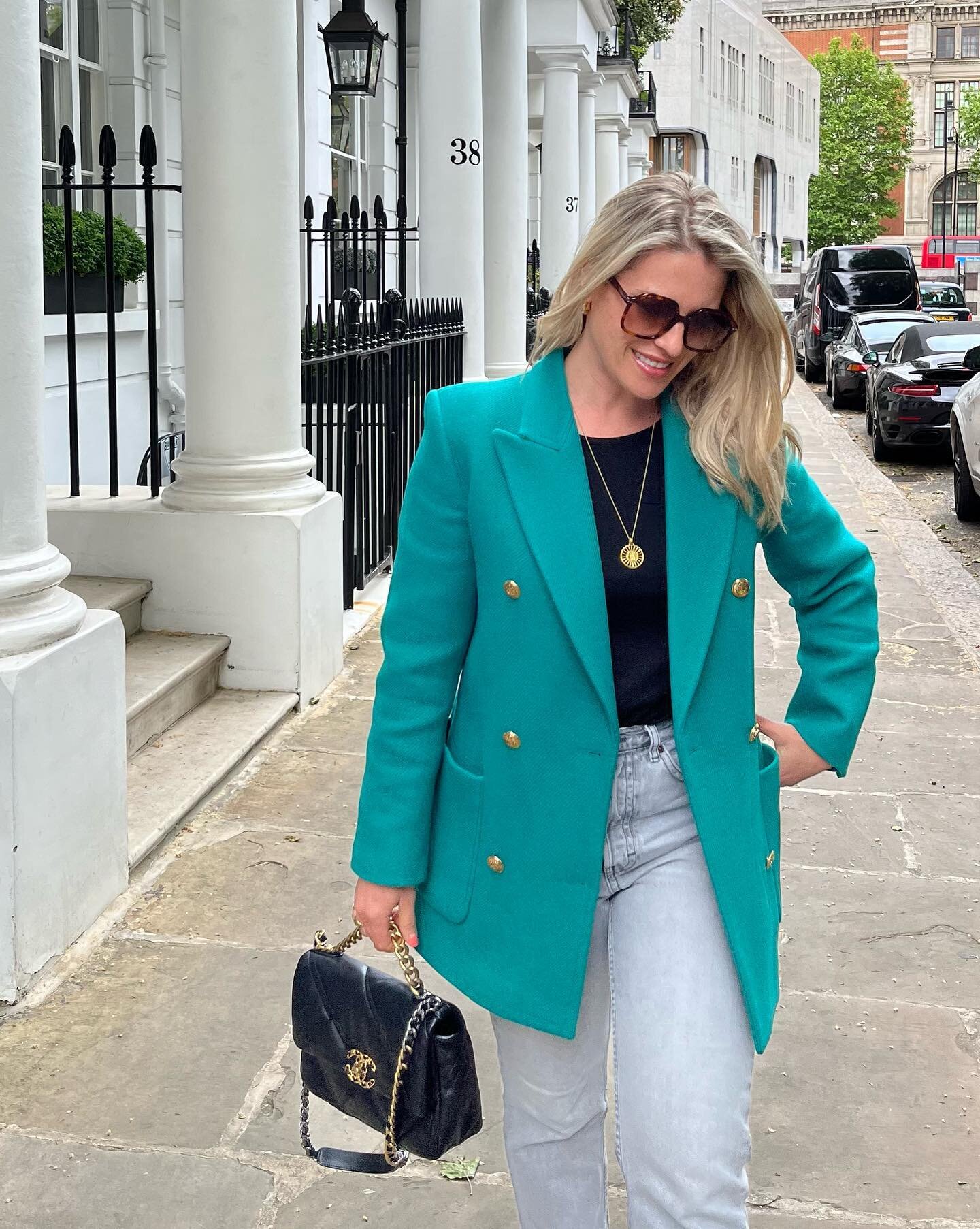 I visited @bicestervillage the other day and just wanted to let you know I spotted 👀 my green @sandroparis blazer in the sales there! 💚
It has been one of my favourite additions to my wardrobe this year and the colour is very flattering on most peo