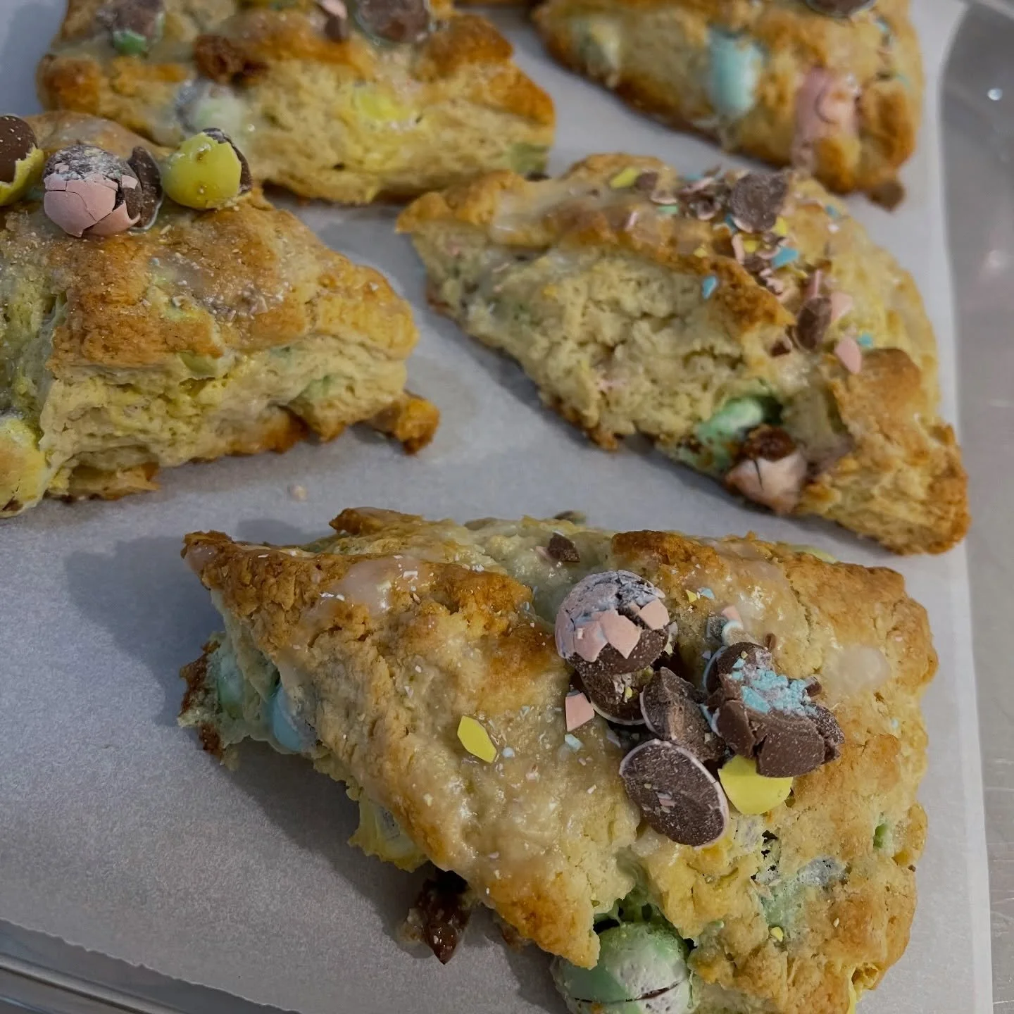 It's mini egg season! 😍

Mini egg scones are available while supplies last!

#springgoodies