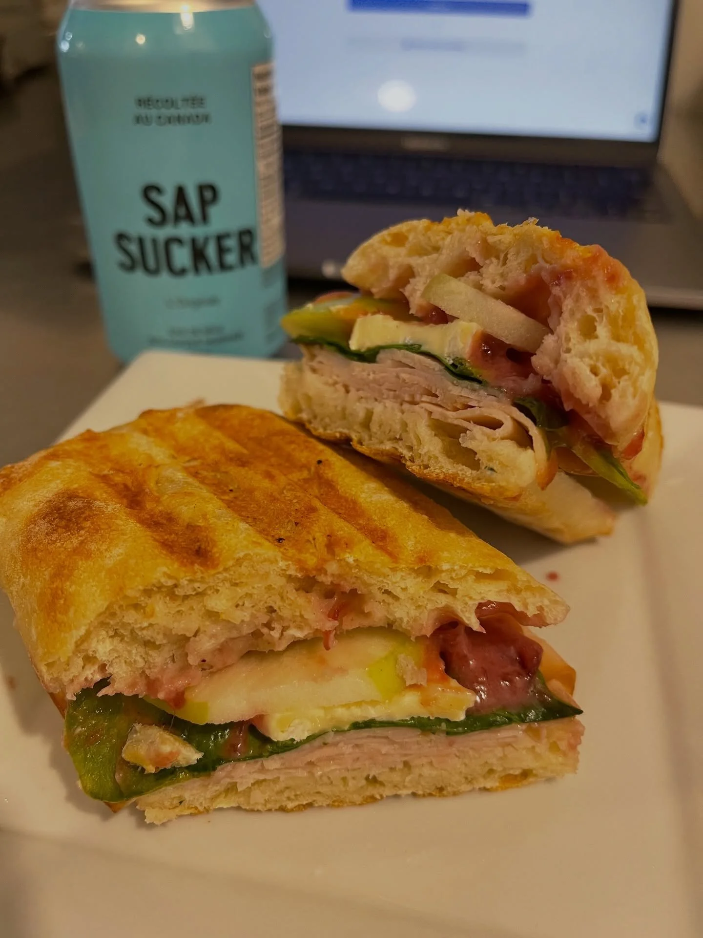 Happy Friyay! What's for lunch? 

📸: Turkey &amp; Brie and an Original @sipsapsucker 

#yum #treatyourself