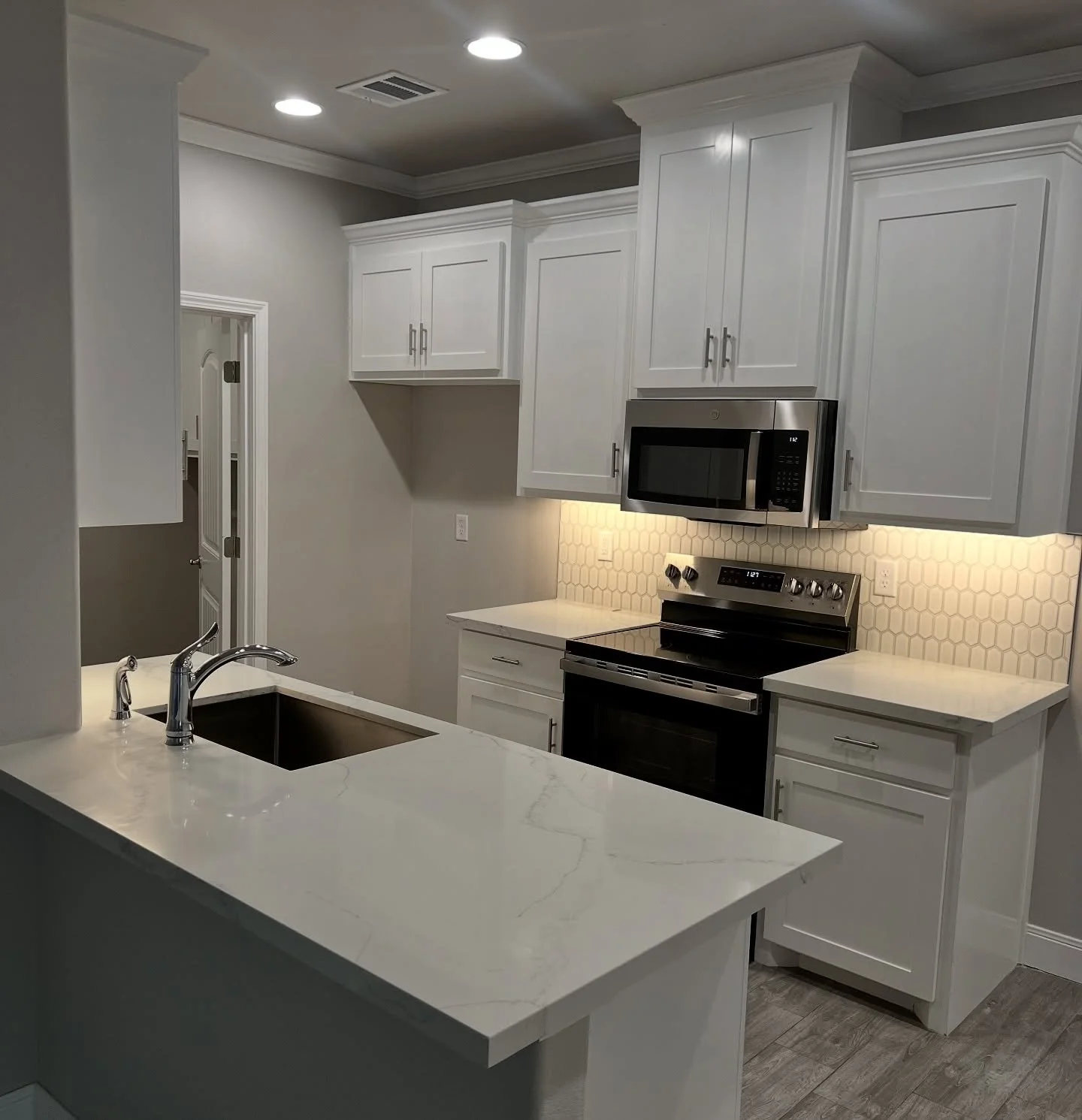 Selling your home? Don’t let dirt steal the spotlight.
A professionally cleaned home not only looks better but it feels more inviting and well cared for.
From baseboards to blinds, Lux Residential Cleaning ensures every inch shines for that p