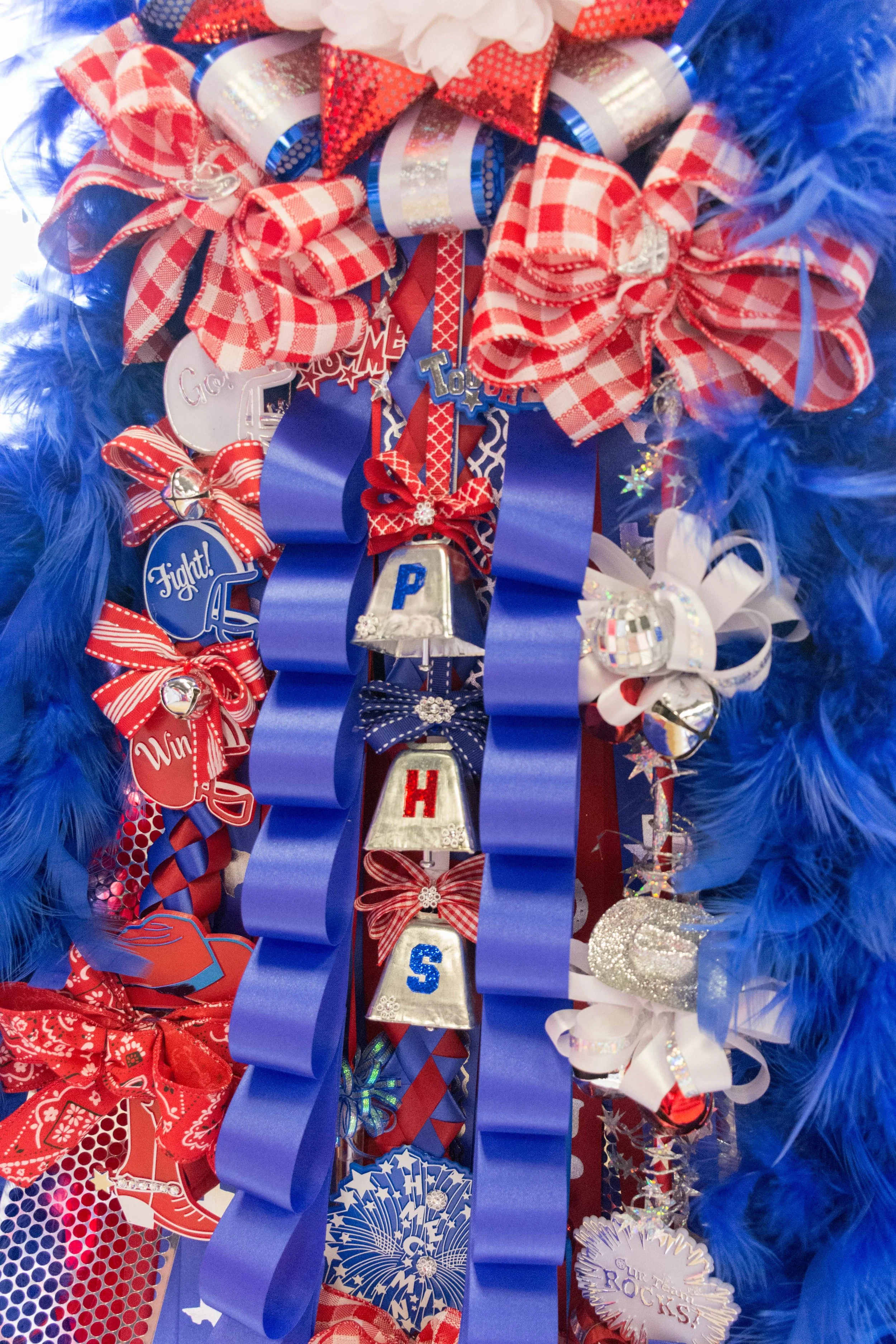 What goes on a homecoming mum? — Mumentous: All about homecoming mums ...