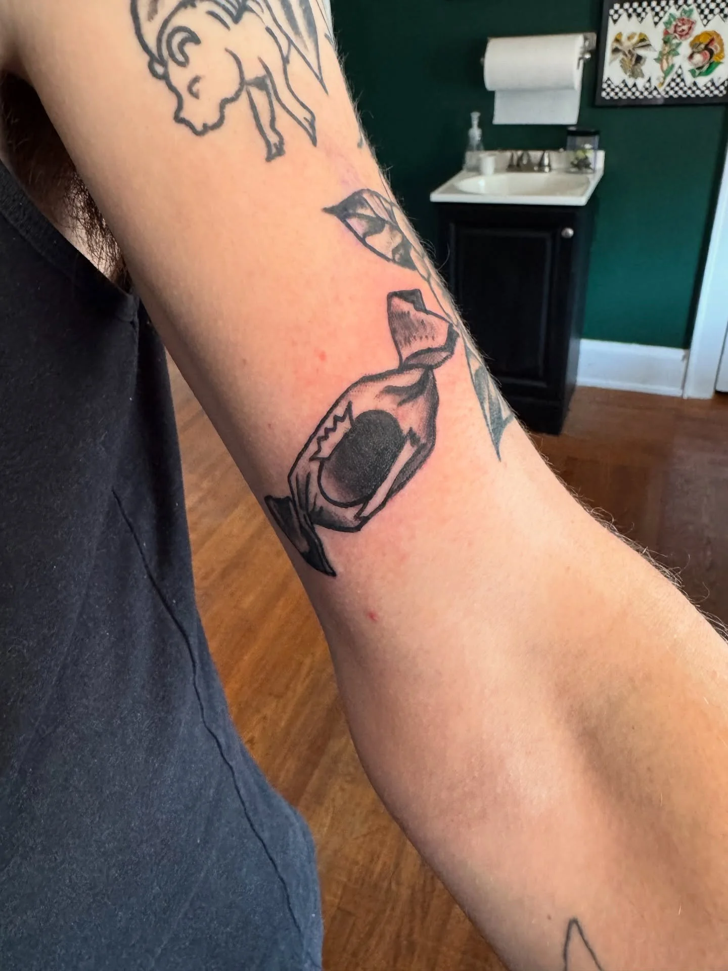 Sometimes you just need a little tattoo , whether it&rsquo;s sentimental or silly I always have time for a walk in or 2 @darkstalliontattoo . Just stop by the shop and let&rsquo;s make you a little more decorated ! 
#walkintattoo #smalltattoo #cincin