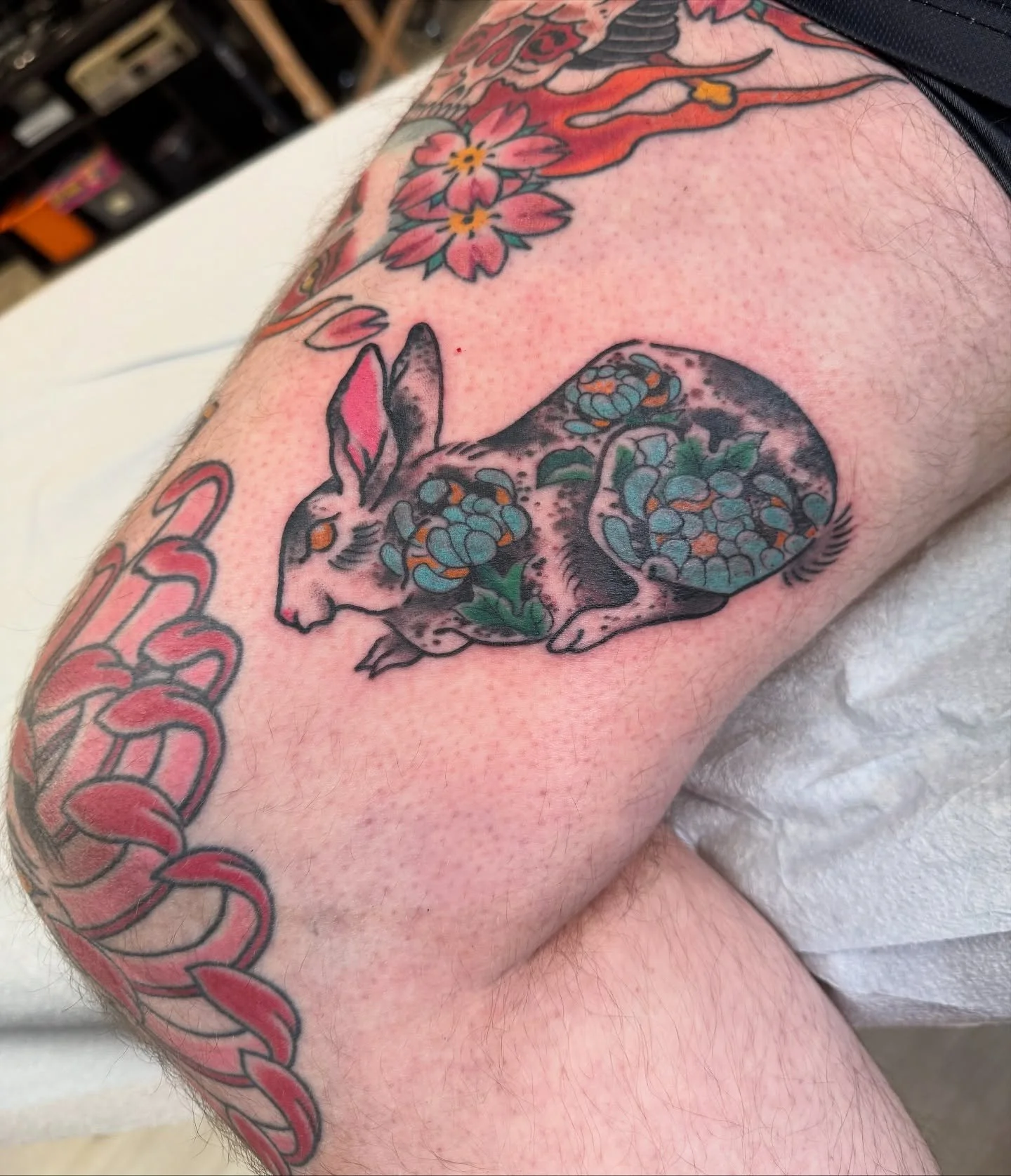 Mon Mon bun bun for Scotty of an old flash sheet of mine . So happy to finally get to tattoo it since I painted it almost 2 years ago now . Flash or custom my books are always open ! 

#rabbit #bunny #cincinnati #floral #cincinnatitattooartist