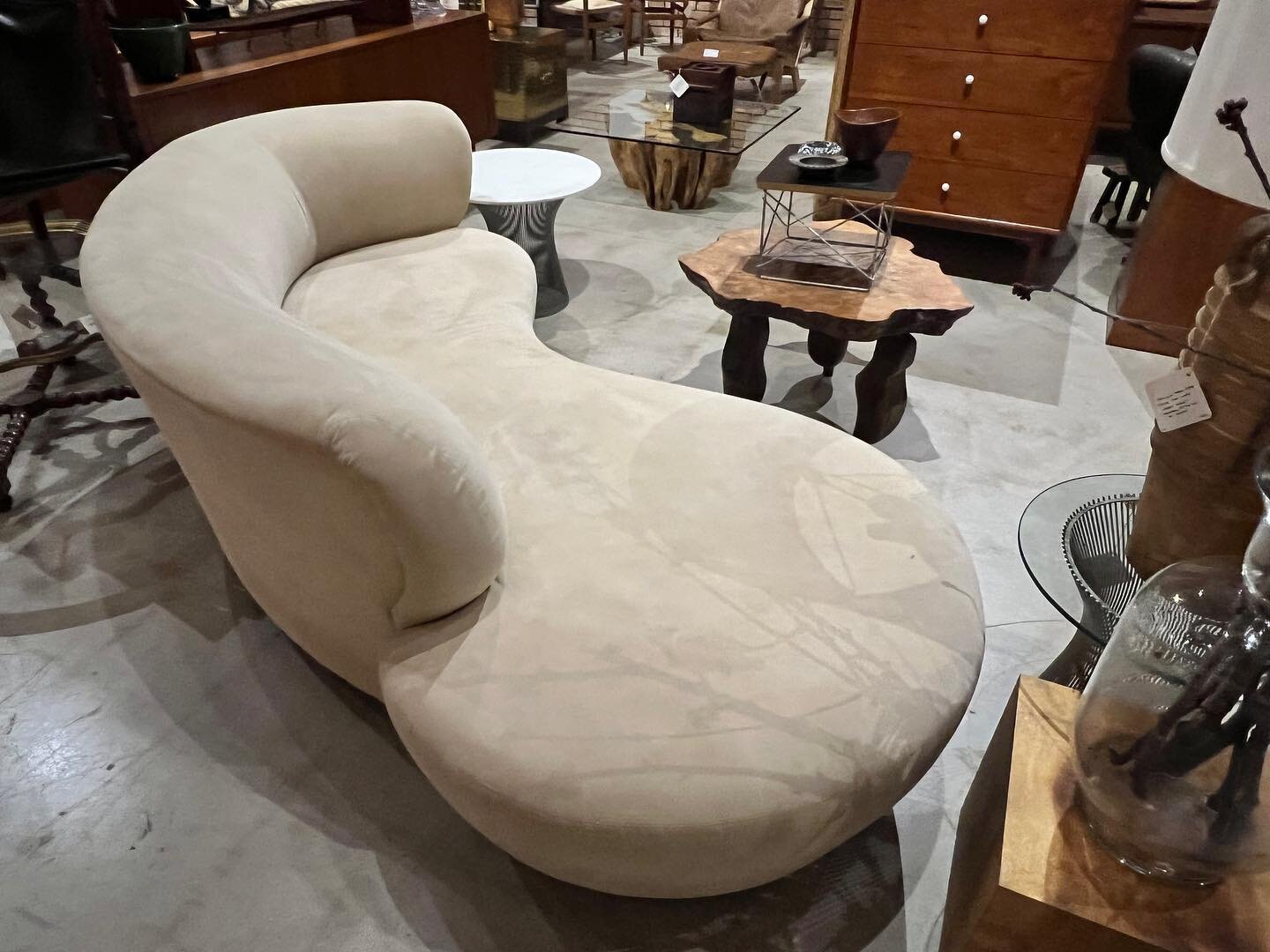Available
.
.
1980s Weiman Preview serpentine sofa attributed to Vladimir Kagan now in the shop. We love the postmodern fluidity of form grounded by the no-nonsense, neutral ultra suede upholstery. We encourage stopping in for a test drive. ☁️ 
.
.
M