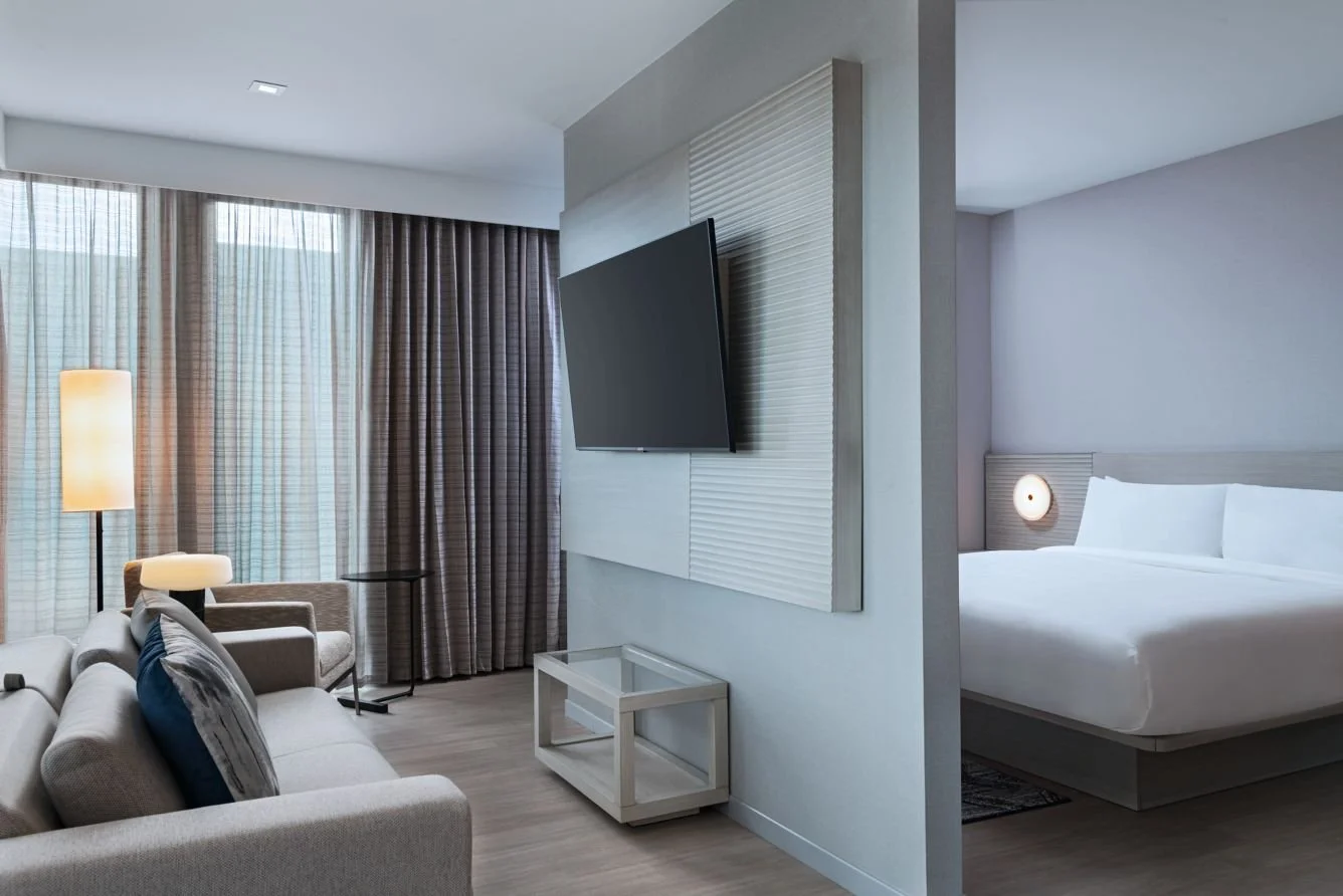 ar-phxhc-king-suite-bedroom-13764_Classic-Hor.jpeg
