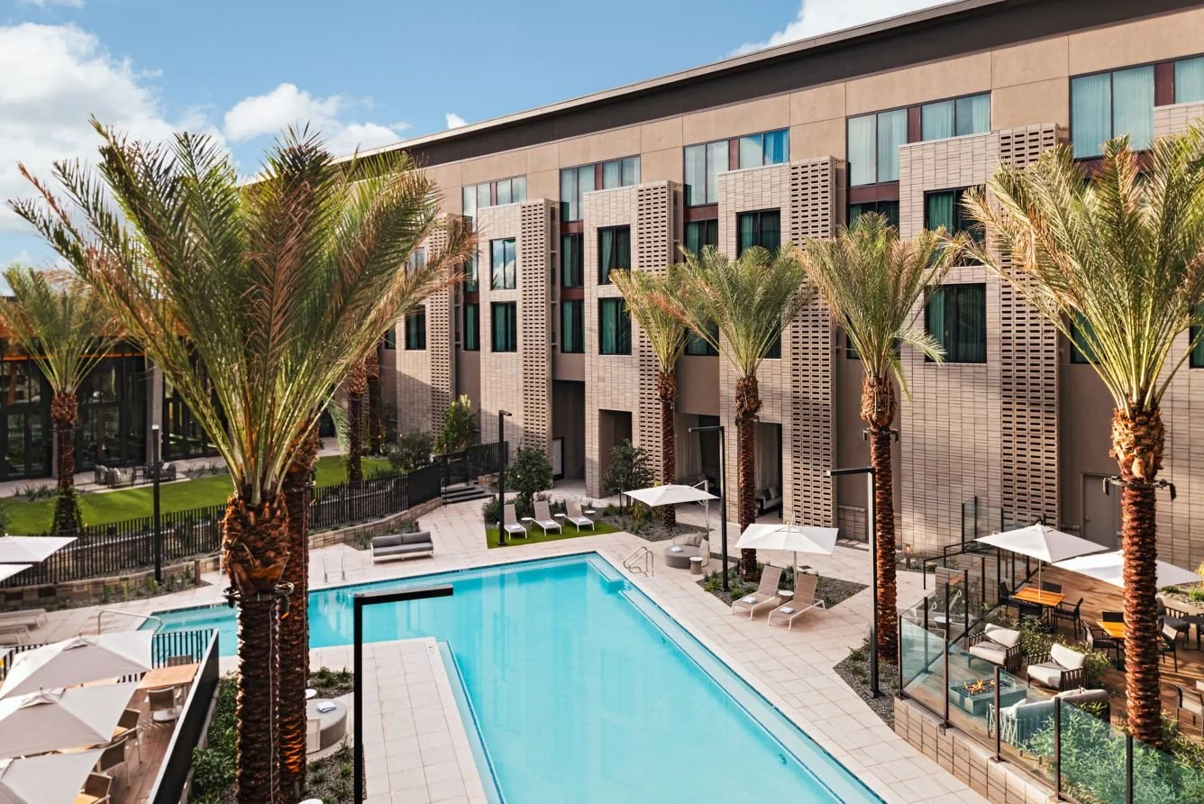 ar-phxhc-outdoor-pool-and-lou42639-17351_Classic-Hor.jpeg