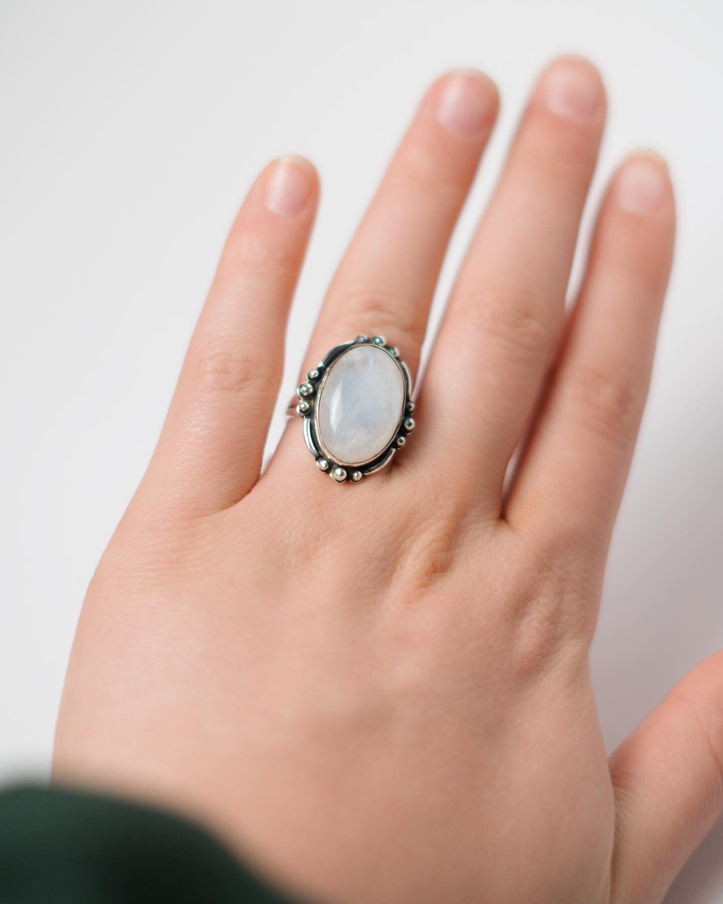 Rainbow moonstone is one of the most timeless stones. Goes well with every outfit🤍

#moonstones #rainbowmoonstone #sterlingsilver