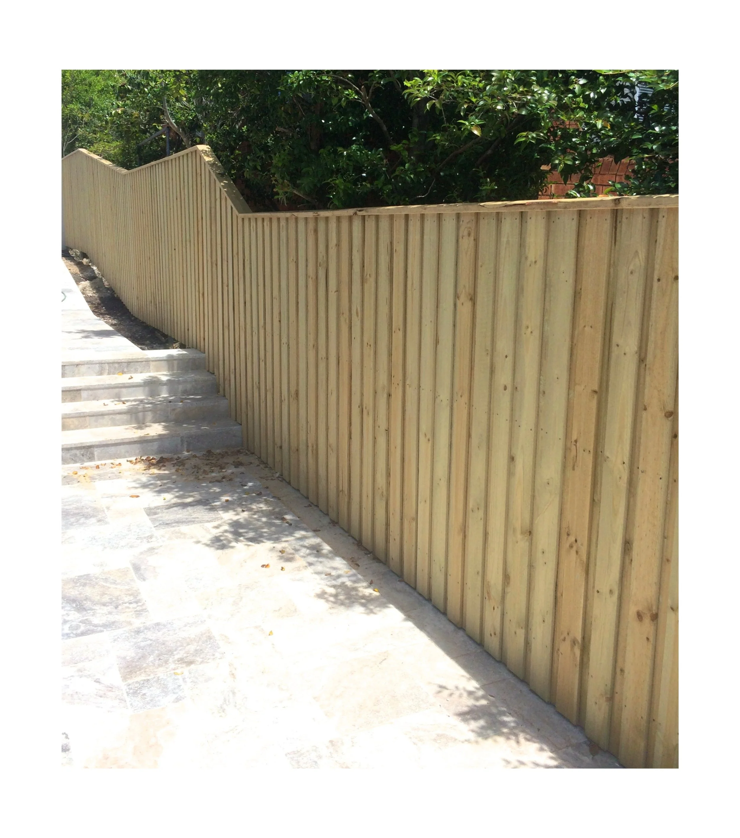 Seaforth lap cap paling fence build.