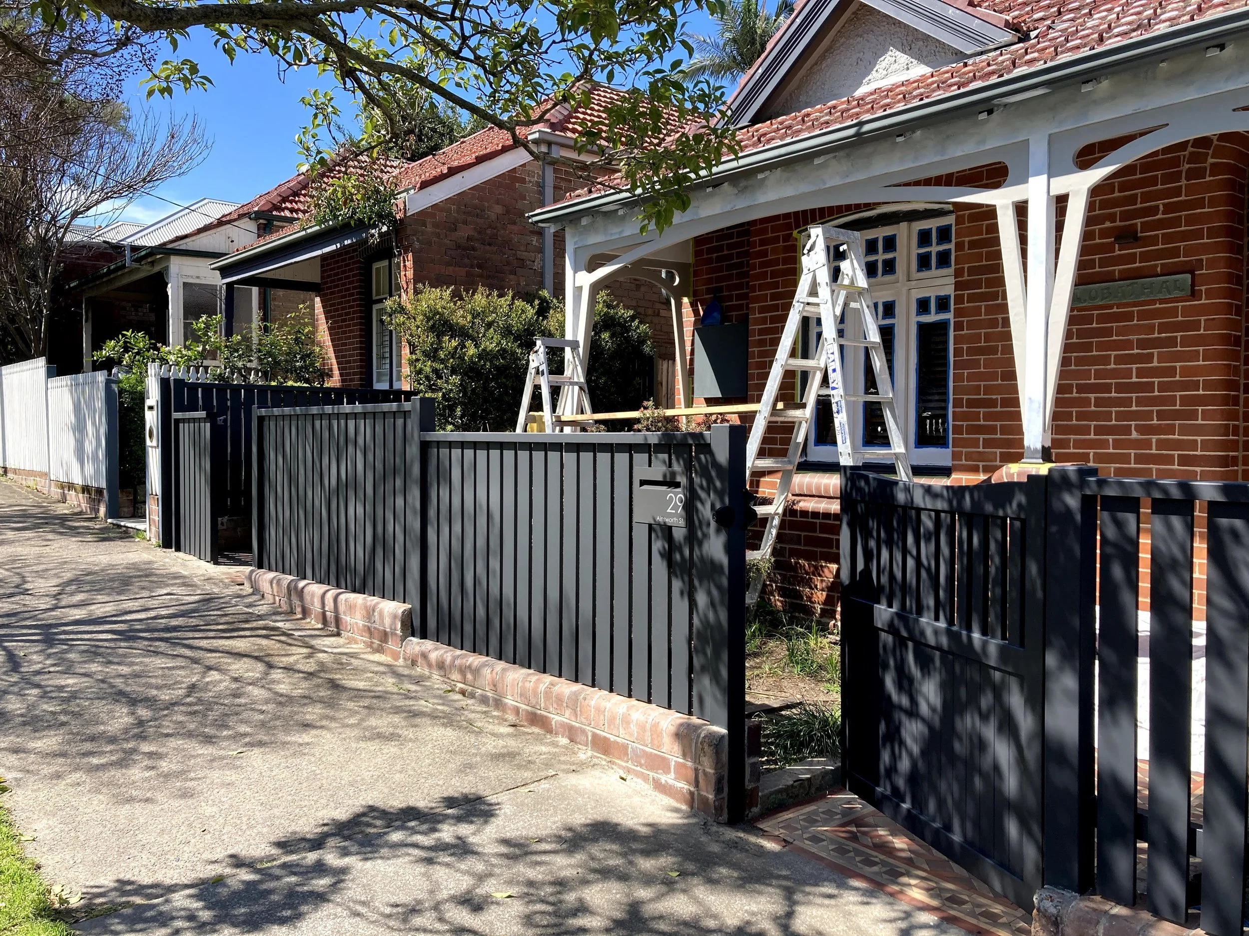 Timber Picket Fence with Cap and Mortise and Tenon style gate.


Lilyfield, NSW