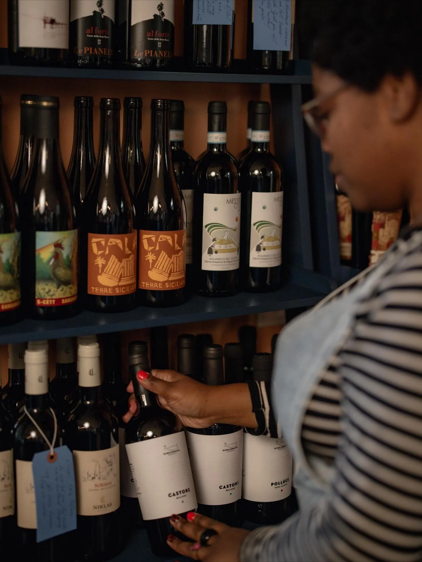 THANKSGIVING WINE 🍷🍗 don&rsquo;t forget to stock up on some great wines for your Thanksgiving table! Saturday 11/22 from 10-1 we&rsquo;ll be sampling some great options and Jake from @stelvio_midwest will be here to answer your questions and sugges