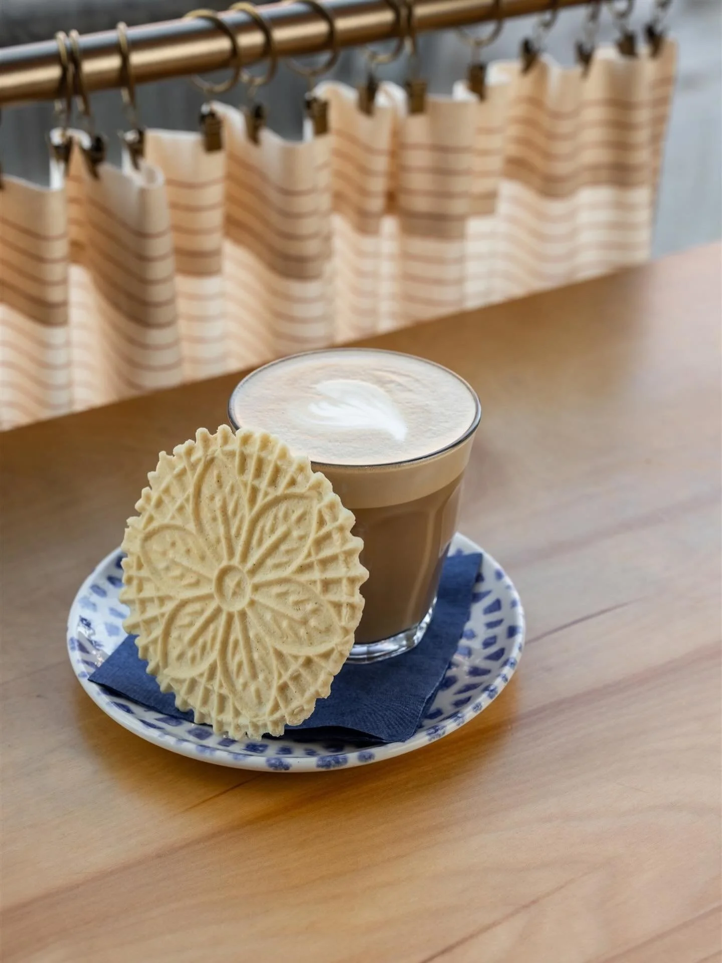 a perfect start to a gloomy saturday morning

☕️ @readyset_coffee 
🥛 @wholesomevalleyfarm 
🍪 @mappinabakery (gluten free!)