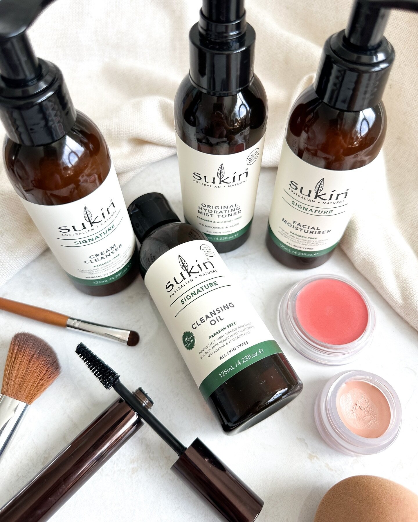 After a long day of wearing makeup there is nothing better than a double cleanse using the NEW @sukinskincare Signature Cleansing Oil to thoroughly clean my skin.

A few shakes of this lightweight formula instantly melts away waterproof makeup, longw