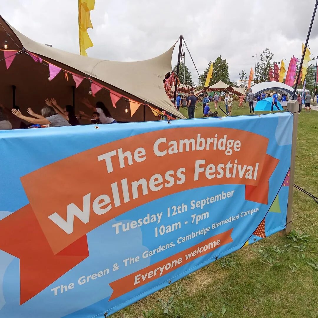 Hoy estuve en el Cambridge Wellness Festival. Fue una linda oportunidad para conocer el ambiente del bienestar en la ciudad. Se pod&iacute;a asistir a una clase de yoga, Qigong, ba&ntilde;os de sonido, arte, tejido a crochet. Tambi&eacute;n hac&iacut