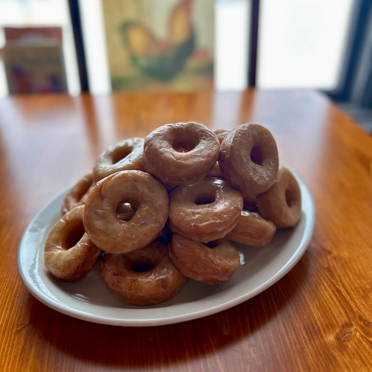 Is it possible to resist fresh homemade mini donuts on a platter? Do not deny yourself pleasure. Join us for brunch every Sunday from 9am- 2pm. Make these donuts your donuts. 
🍩
Brought to you by the talented @hash_slinger_hanzo 
#turnkeymadison #br