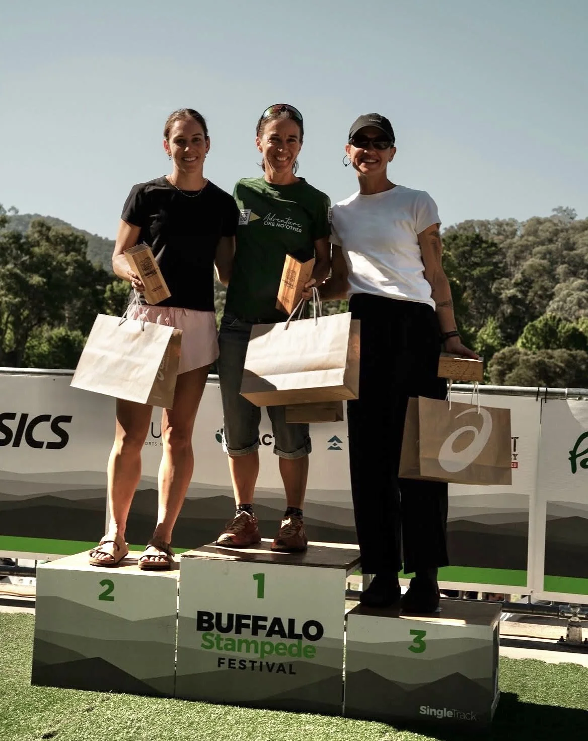 More moments from @buffalostampede_au ultra

I had 3 rules going into this race&hellip;

☝🏼 Look up - I can get tunnel vision during ultras where I find I just focus on the ground and where my feet are going. But being in beautiful Bright is not sce