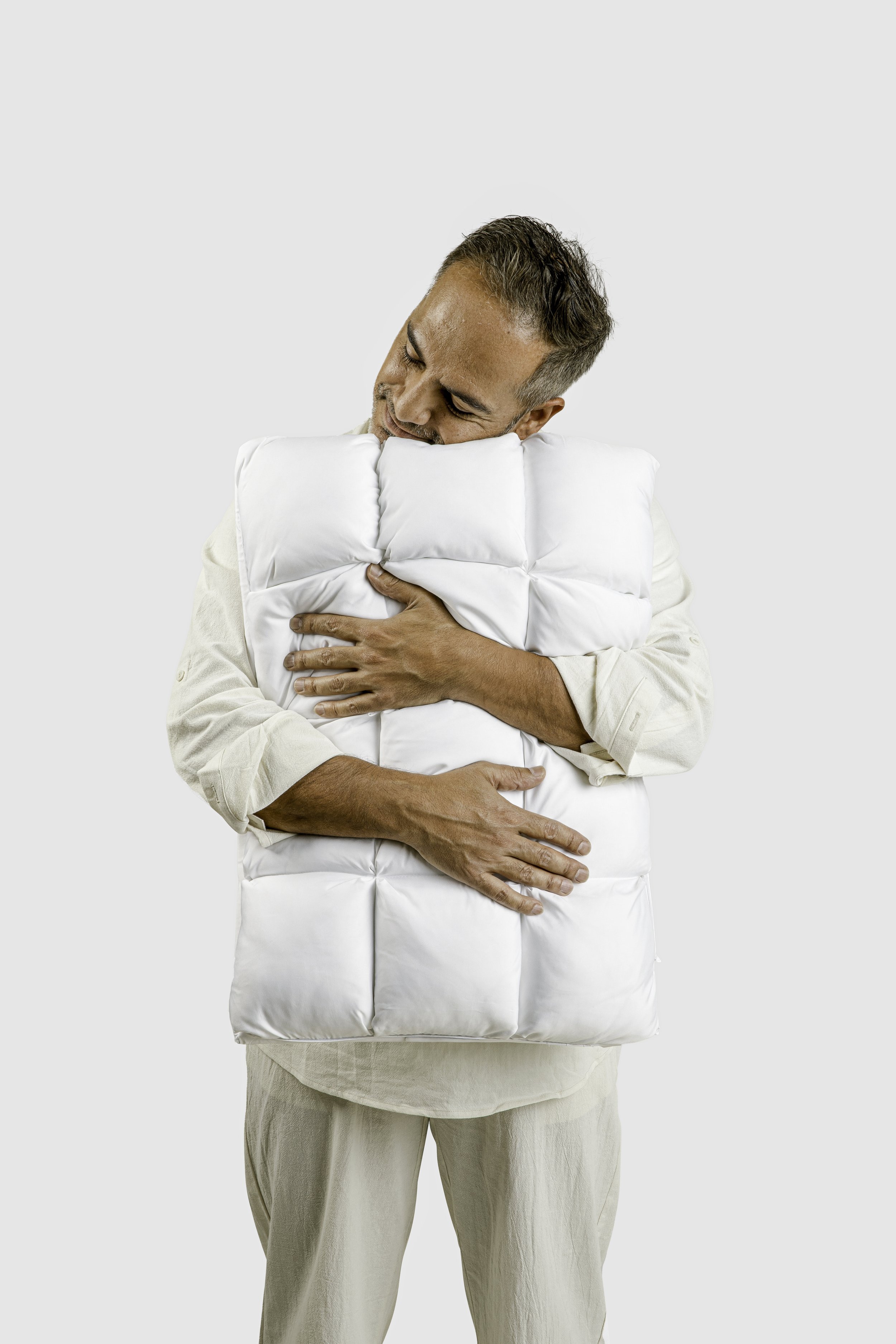 Img_Pillows_SoftCellChill_Front_ModelHug_StraightOn_2.jpg