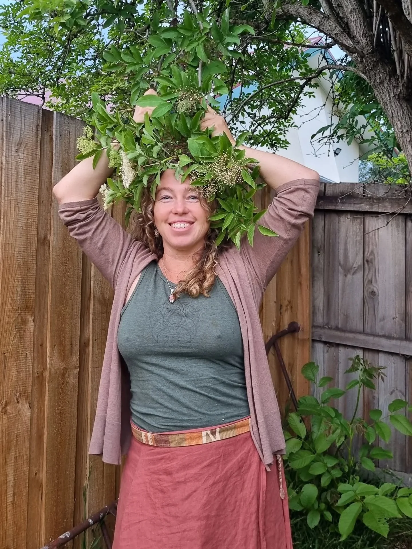 I am Hylde Moear.... 🌳
We have arrived to Hobart for our herb farm tour (under the umbrella of @the.elder.tree) and of course within minutes of arriving to our accommodation I spot this absolute beauty in our backyard... the European Elder (Sambucus