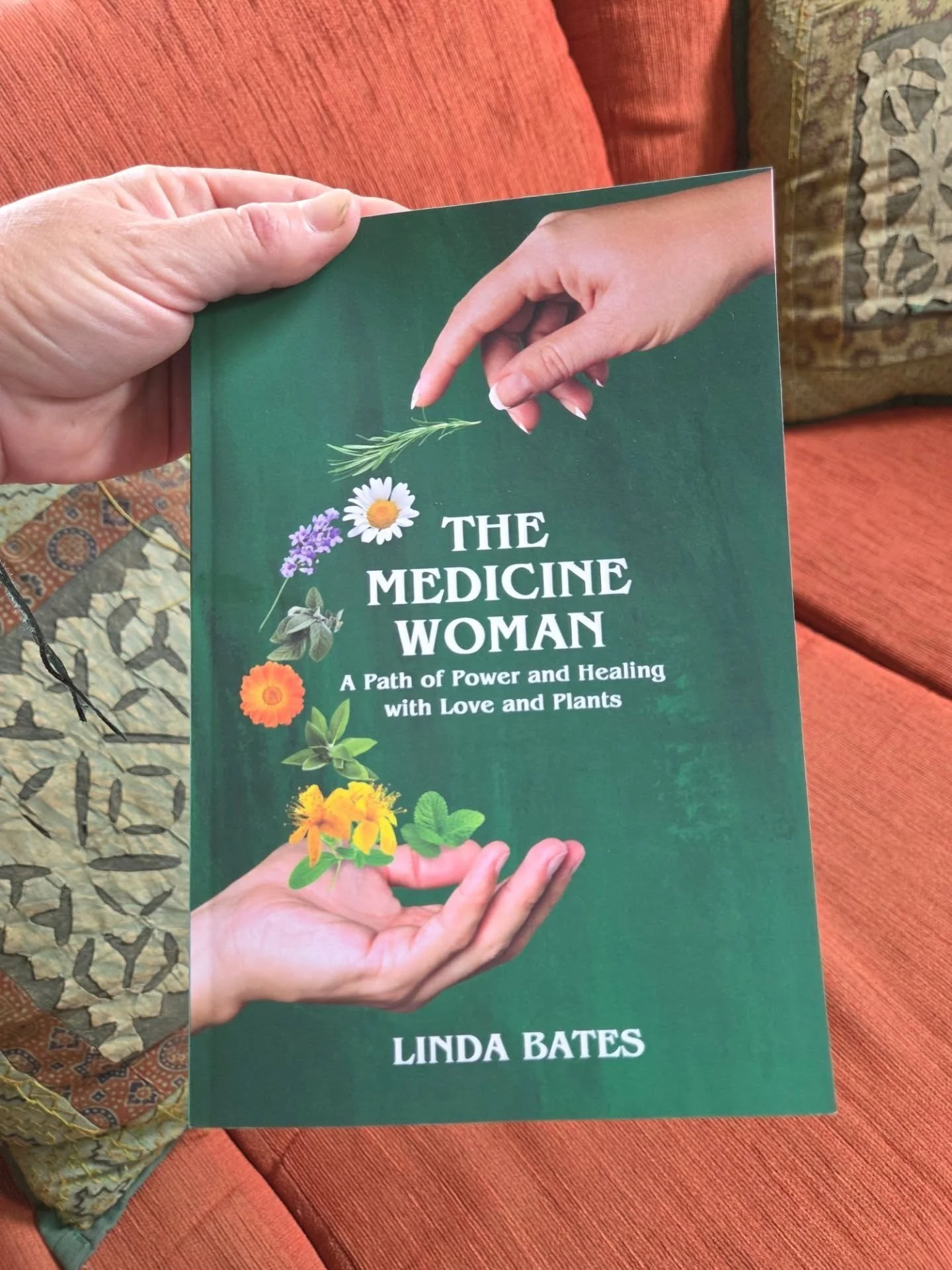 It is with mixed feelings that i sit down to read this wisdom filled book that recently arrived in the mail.  Linda Bates was one of my medicine making teachers and was a wise herbal elder. 

I was (as many were) devastated when she passed away in Se