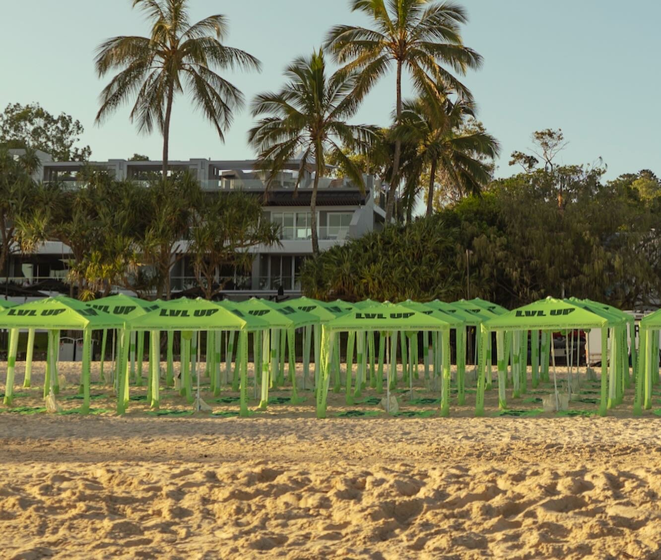 ACTIVATION: This morning @lvlup_supps lined the beach with hundreds of branded cabanas, taking the great beach cabana debate offline and back to where it all kicked off, Noosa Main Beach.

Free for the public, alongside custom towels and tote bags fi