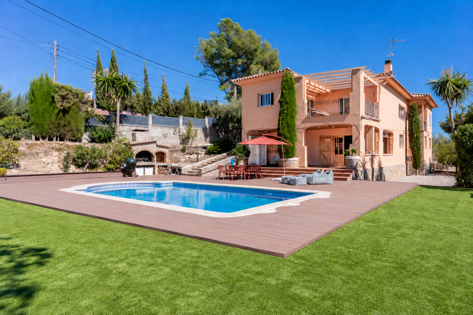 Charming Mediterranean villa with 1,550 m2 flat plot and privacy