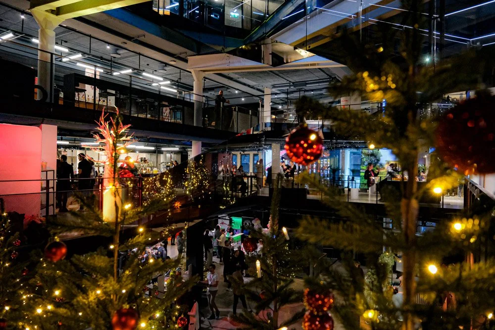 Julestemning og oppdekt mat på Rebel