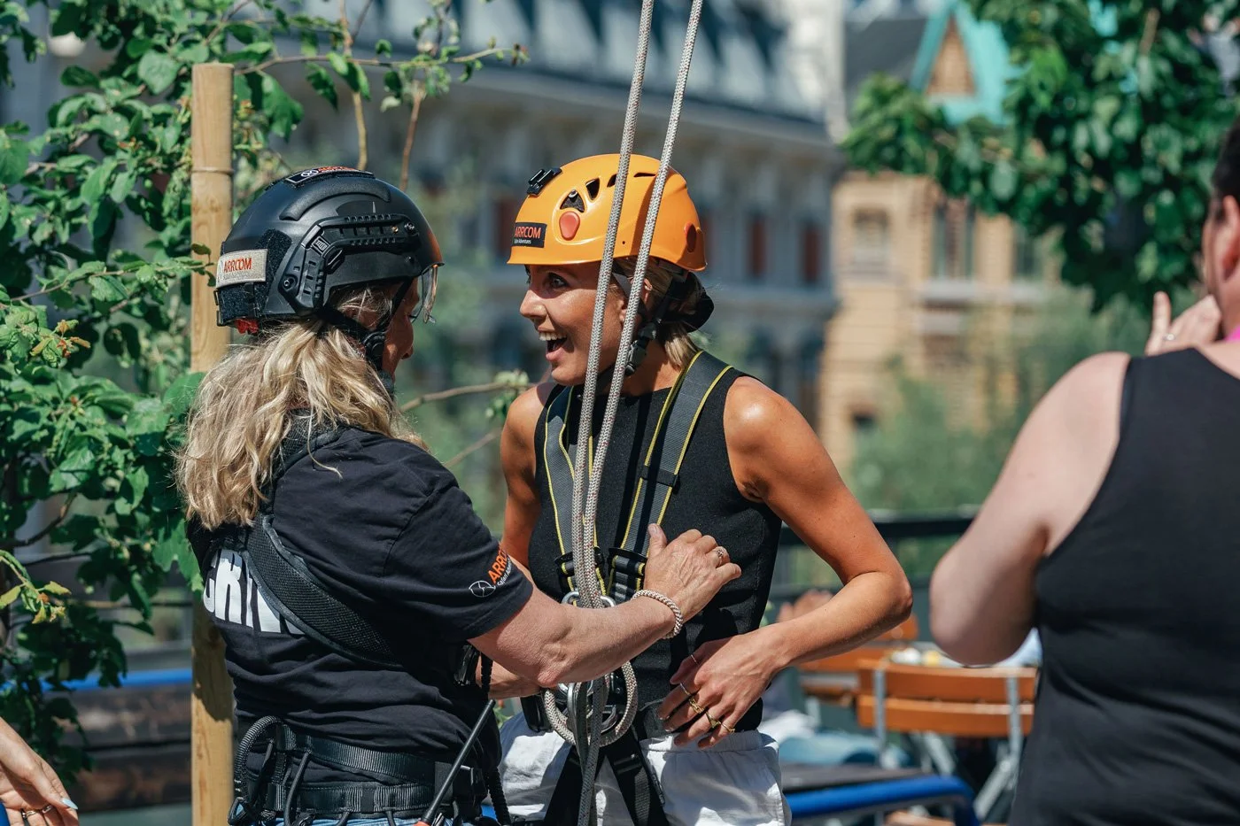 En person rappellerer ned fra taket på Rebel, en unik aktivitet for sommerfest i Oslo.