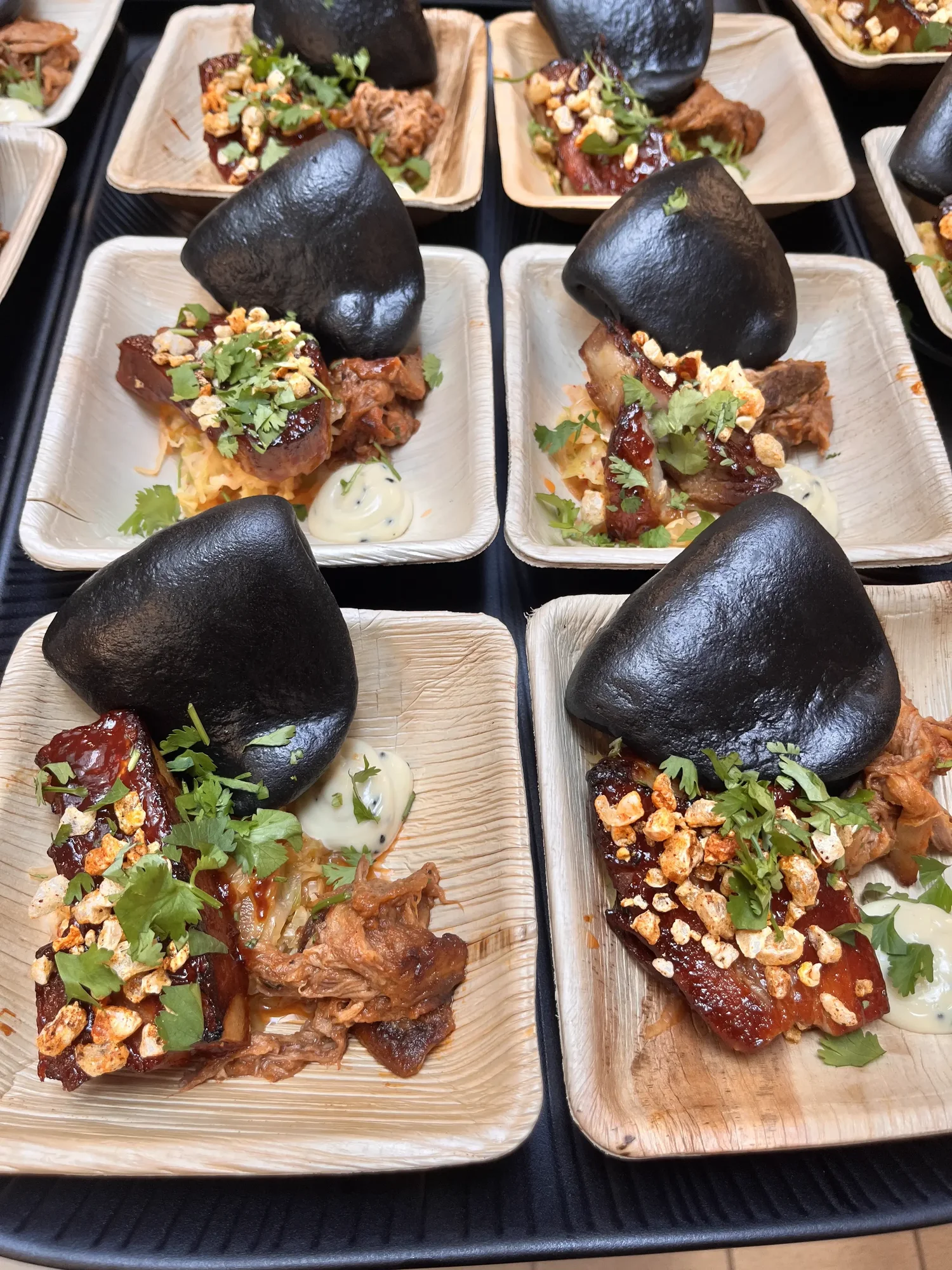 Nærbilde av deilige tapasretter servert på Rebel