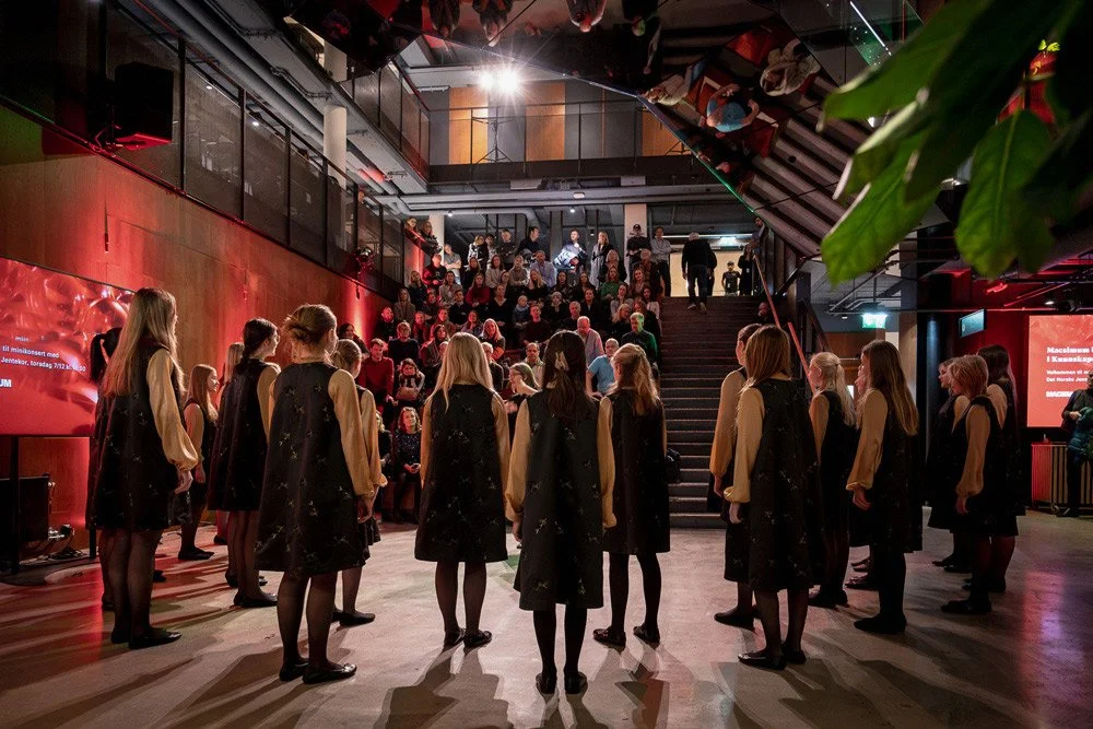Underholdning og allsang på scenen