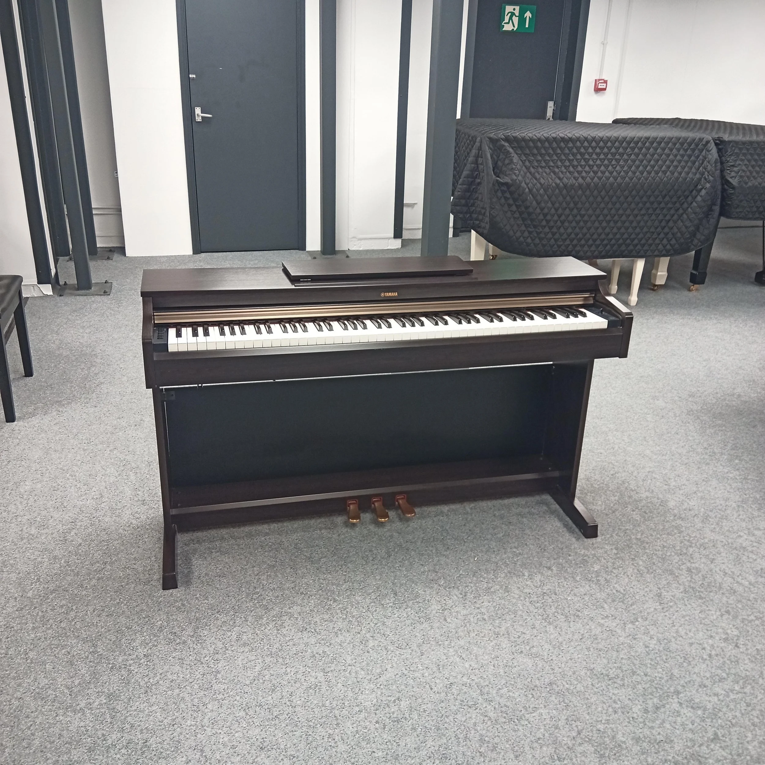 Yamaha YDP 162 Digital Piano - 1.jpg