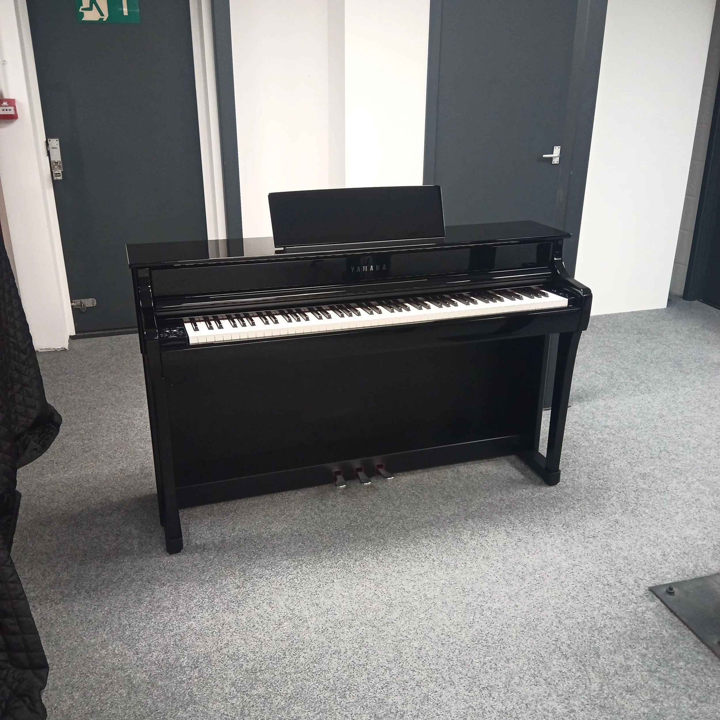 Yamaha CLP-835 Digital - 1.jpg