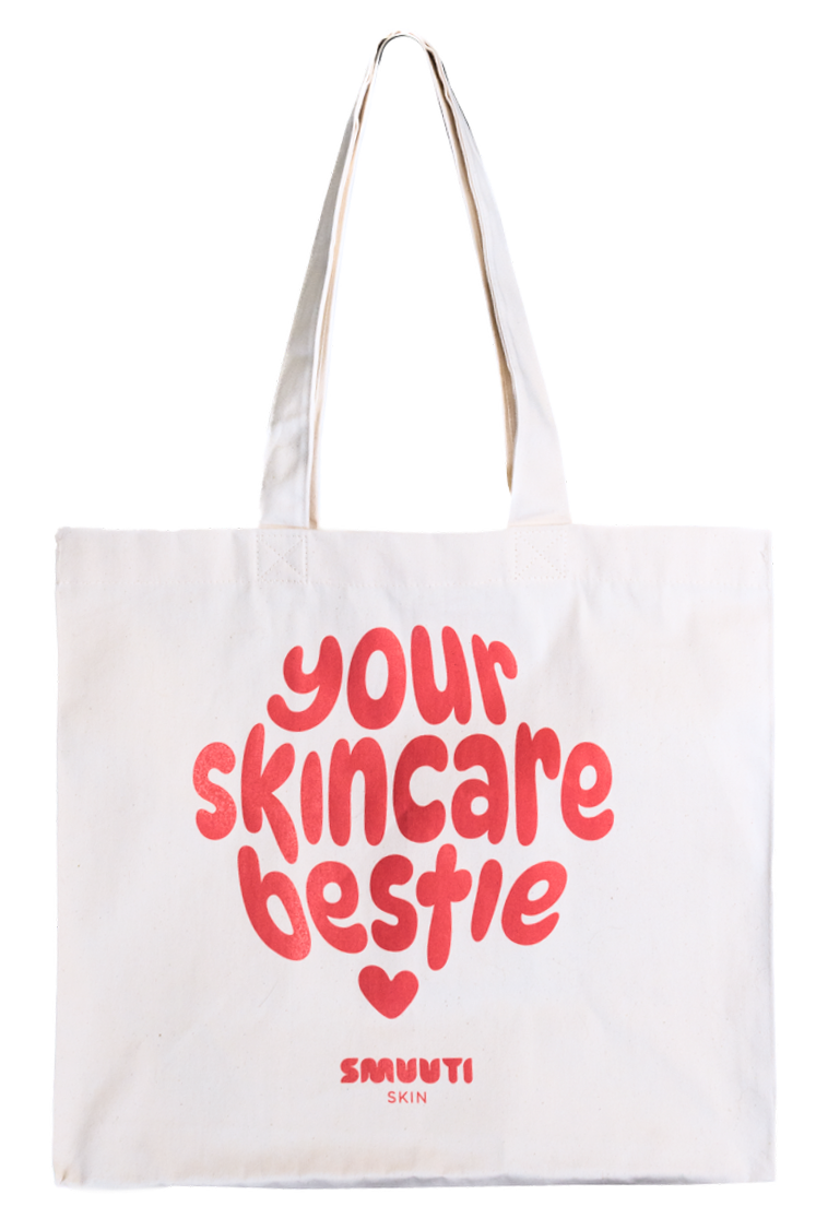  
 Asiakas:  
Smuuti
 
 Tuote: 
Smuutin kesäkassi 2025 / Supershopper-puuvillakassi markkinointiin ja vaikuttajille jaettavaksi. Asiakkaan toiveissa oli tilava, laadukkaasta ja kestävästä puuvillasta valmistettu kassi, jossa on hyvä kantaa kerralla p