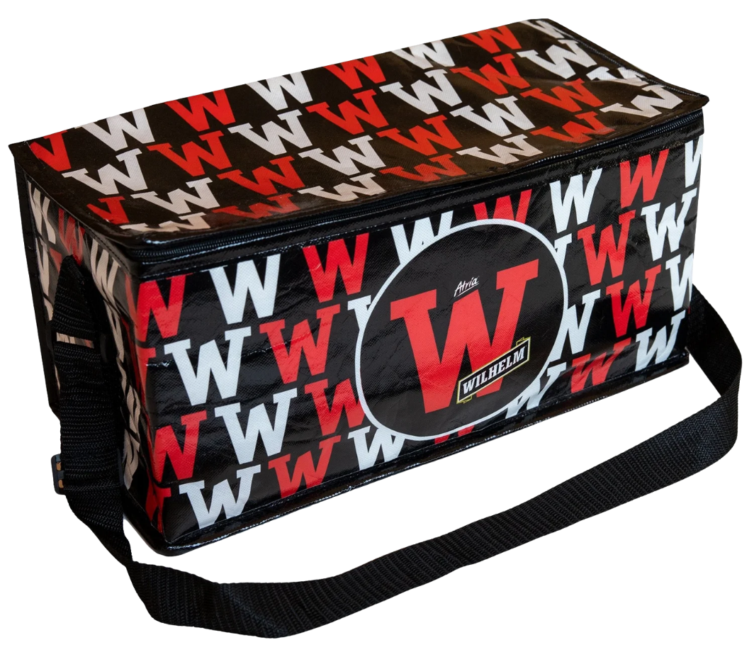  
 Asiakas:  
Atria 
 
 Tuote: 
Oman suunnittelijamme luonnoksen pohjalta tehdastuotantonta toteutettu ja kustomoitu Atrian Wilhelm -kylmälaukku. Kylmälaukku mitoitettiin ribs-pakkaukselle sopivaksi ja siihen haluttiin nuorekas ilme.
 