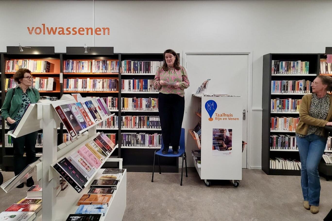 We vier(d)en op 24 januari met een borrel in &rsquo;t Spant het behoud van onze bibliotheken te Leimuiden en Roelofarendsveen. De grote inzet van de betrokkenen moeten we behouden want er staat nog een vestiging in Woubrugge in de planning.
We roeme