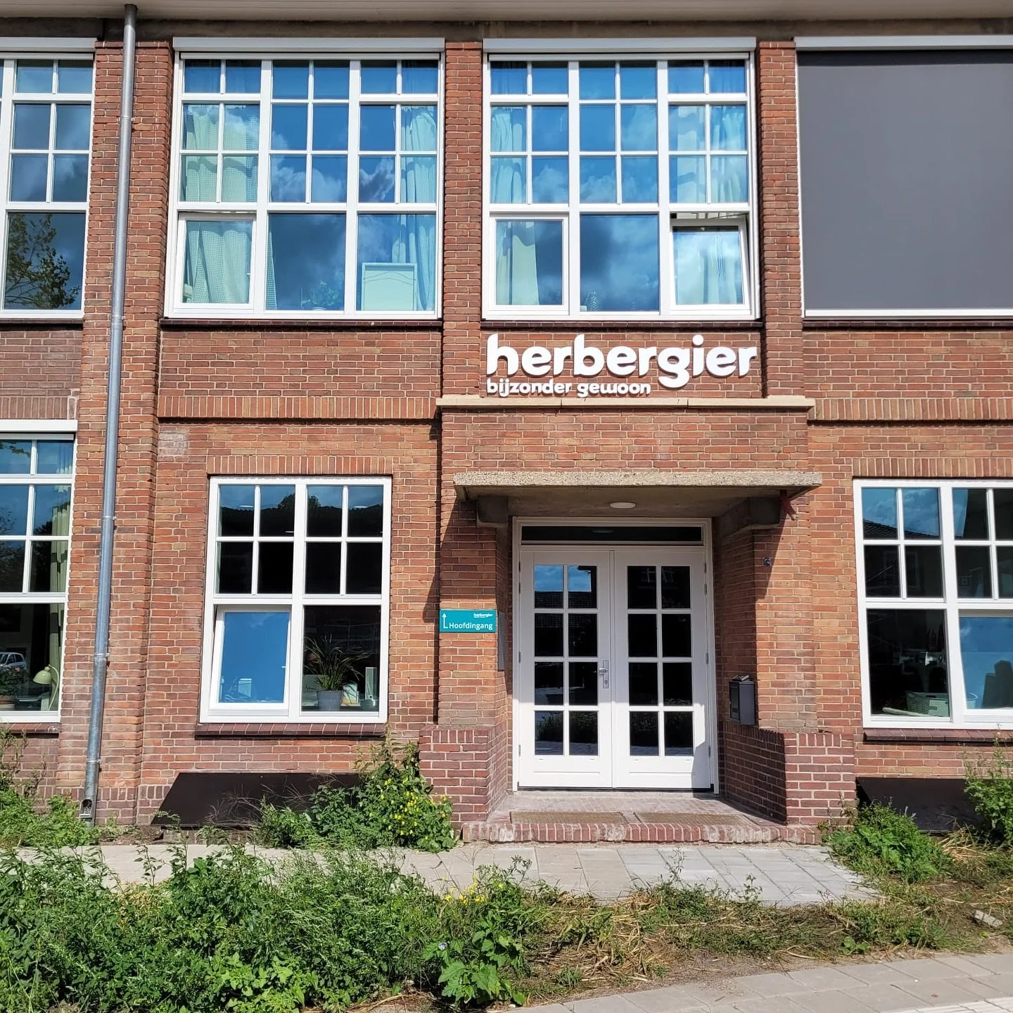 Onze Hilde is aan de wandel gegaan. Zij heeft een aantal parels op de foto gezet. 

Hilde woont in Leimuiden. Tijdens haar wandeling kwam ze langs de Herbergier. 

Een prachtig initiatief! De Herbergier biedt woonplekken voor mensen met geheugenprobl