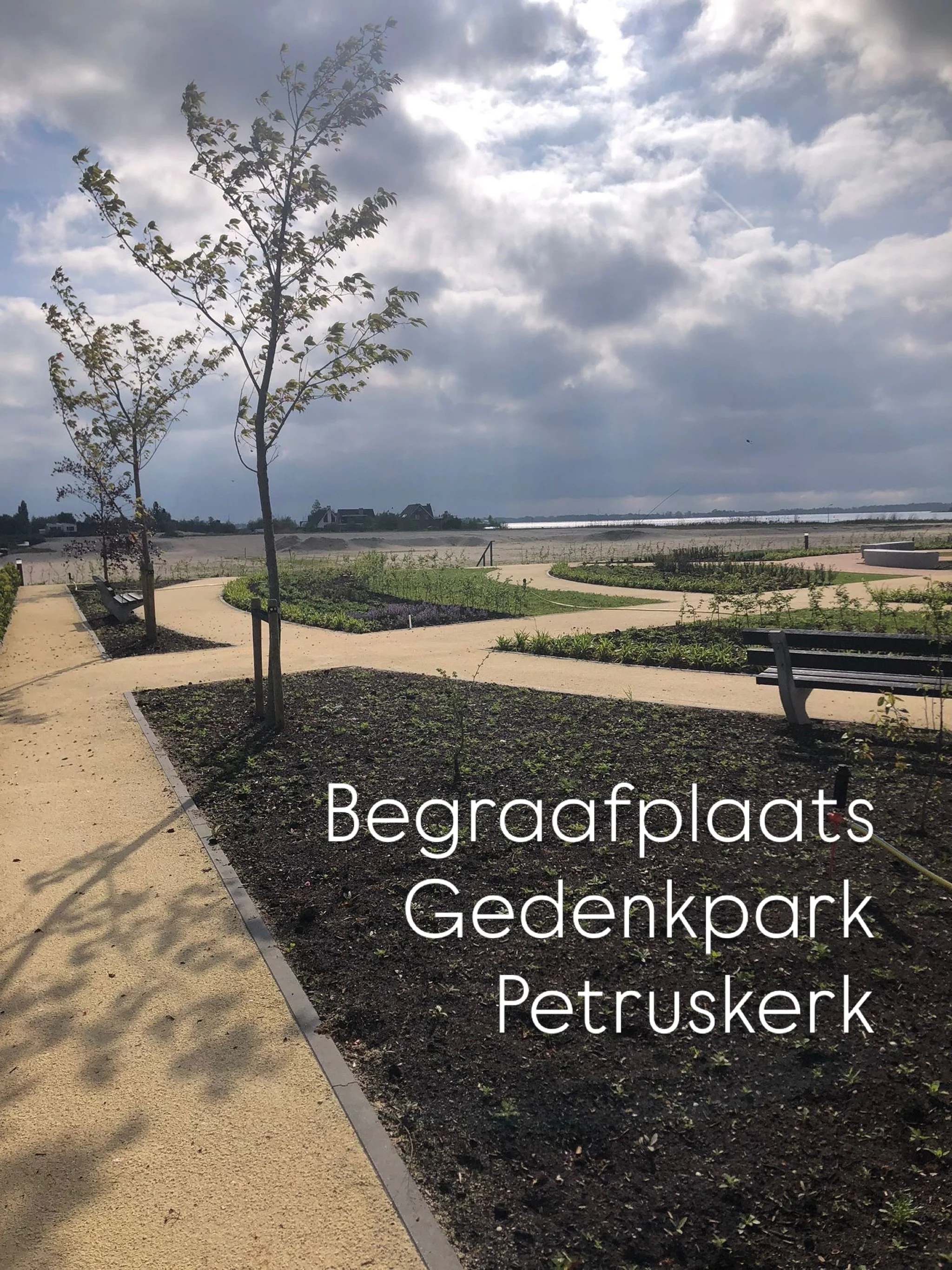 Vorige week namen we een kijkje op de nieuwe begraafplaats/gedenkpark bij de Petruskerk. 

Na jarenlange voorbereiding is het bijna af en het wordt fantastisch mooi ☺️

De gemeente heeft hier een grote rol in gespeeld. Vrijwilligers hebben hier veel 