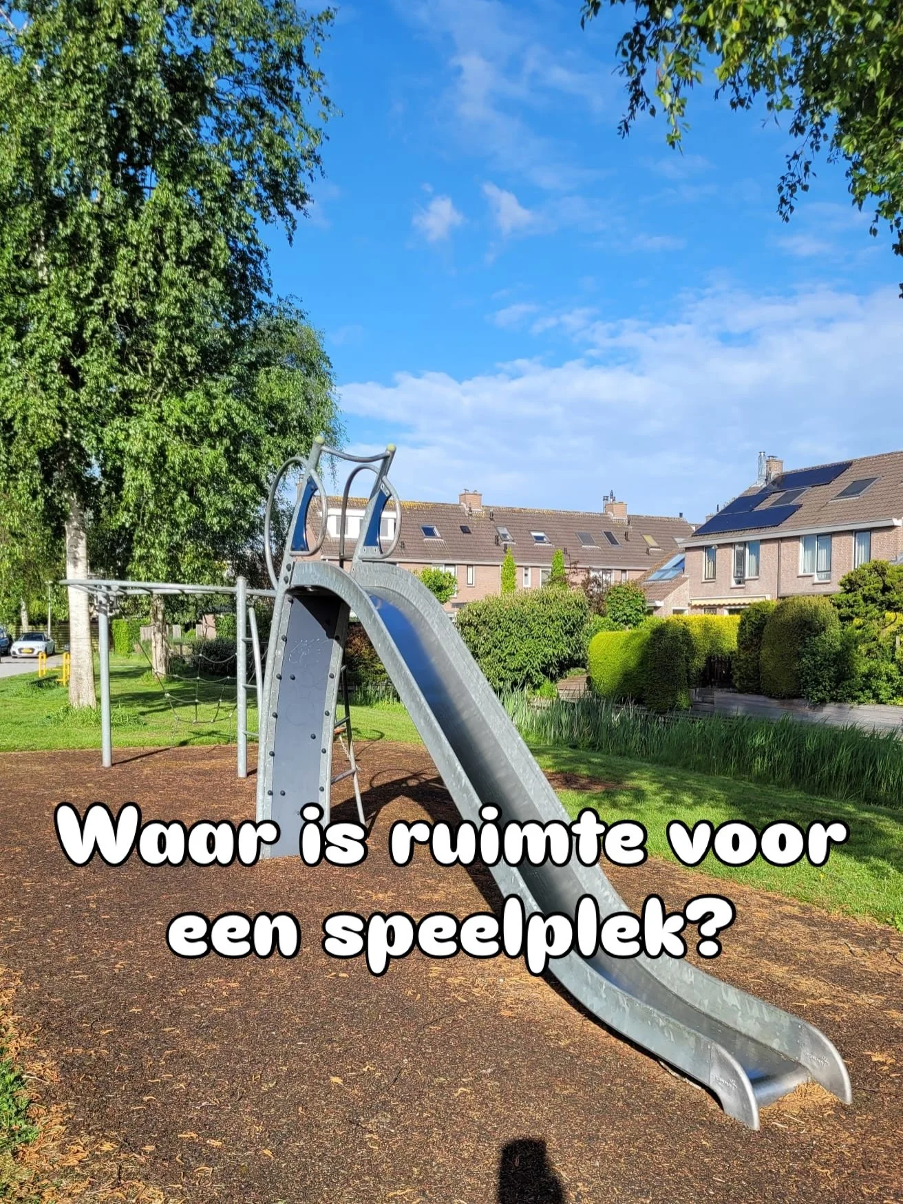 Buiten spelen! Daar zijn wij vroeger groot mee geworden en ook onze eigen kinderen en kleinkinderen zien we liever in de speeltuin dan achter een schermpje. 

Mooie speelplekken in de buurt, dichtbij huis, dagen uit om naar buiten te gaan. 

Deze spe
