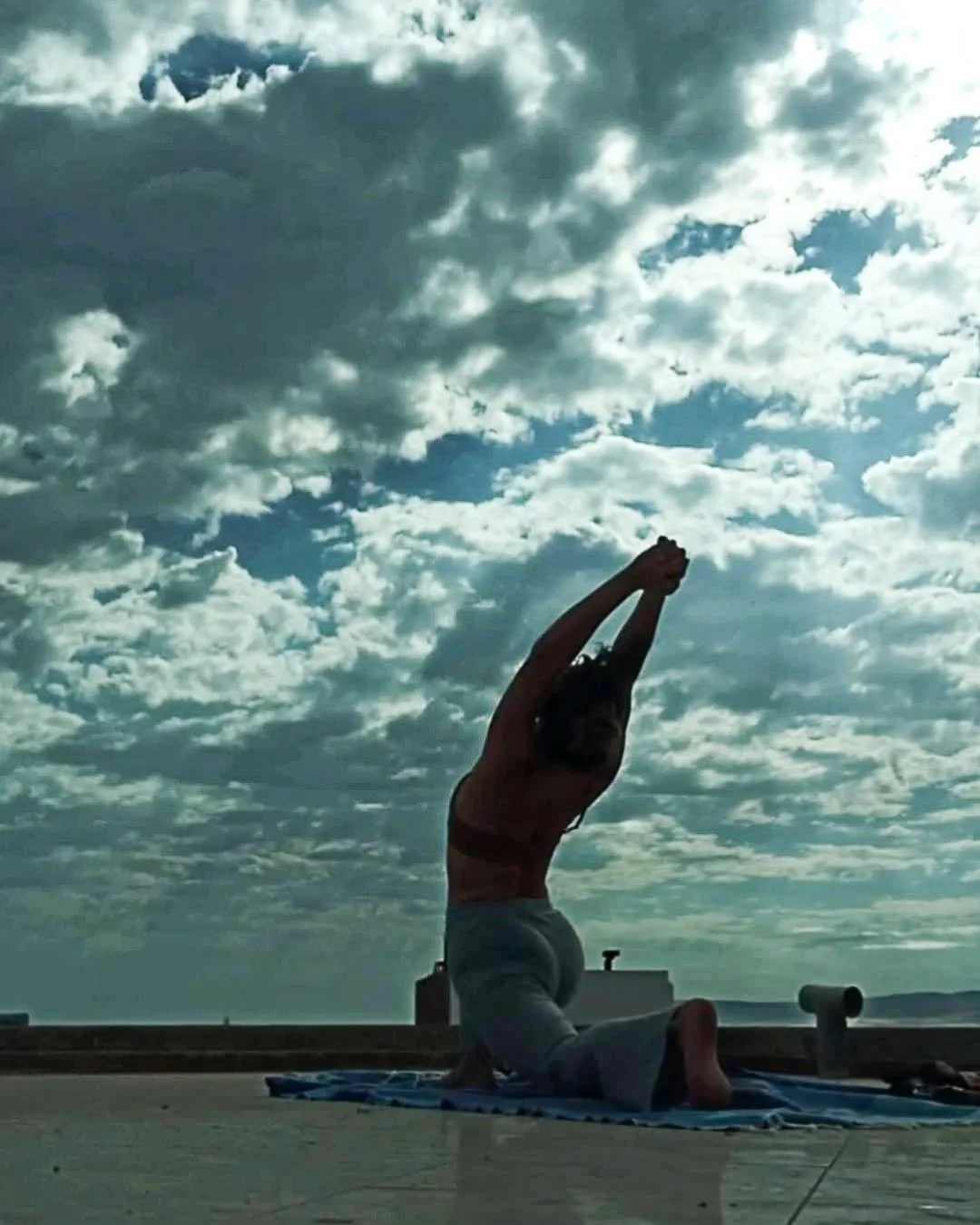 Kapiasana sur les toits. 🇲🇦
.
Quelques lignes sur le yoga comme pratique compl&eacute;mentaire aux sportifs outdoor.

Si vous pratiquez des sports outdoor comme le ski, le surf, l&rsquo;escalade, le snowboard et/ou d&rsquo;autres sports ext&eacute;