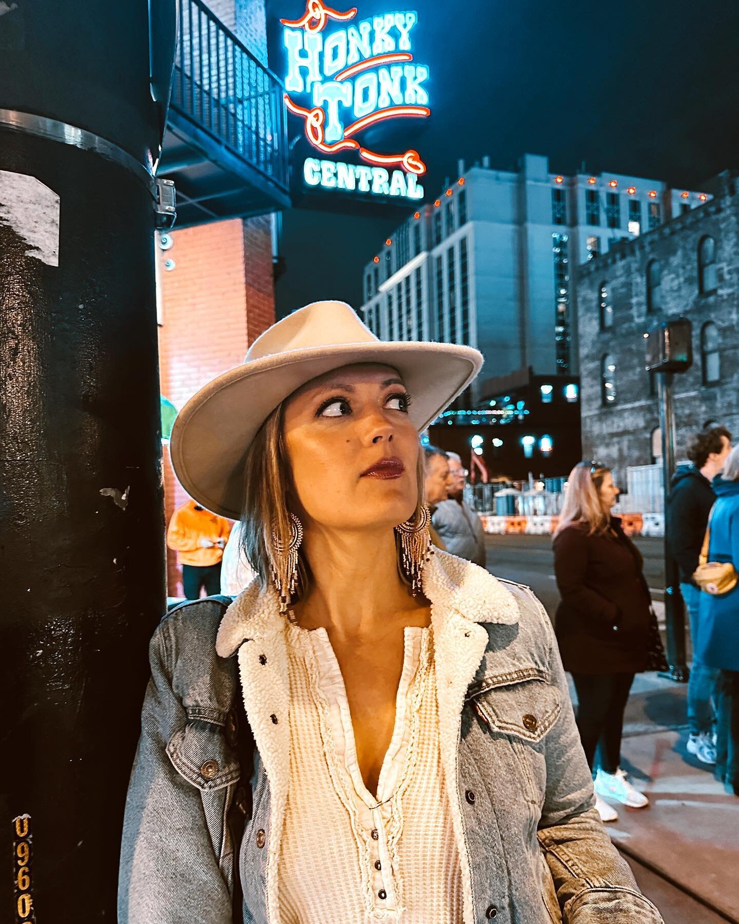 Honkeytonk queening for a night🤠 thanks to my girl @meganamarlow for capturing all of it🤍 See you soon, Nashville. #nashville #honkeytonk #alwaysdreaming