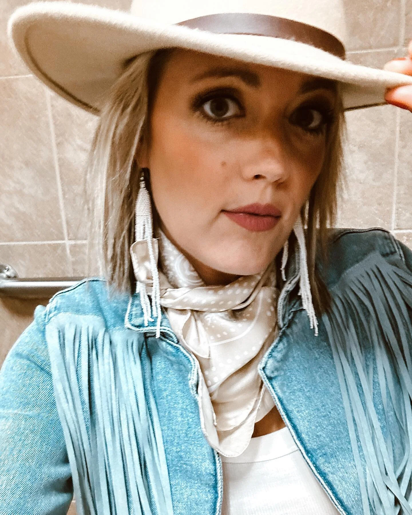 One thing about is, when I&rsquo;m playing a gig and I don&rsquo;t know anyone there &amp; I&rsquo;ve got some time to kill before, I&rsquo;ll hide out in a bathroom stall😂 The introvert life as a performer can be weird sometimes!  #lol #realtalk #i