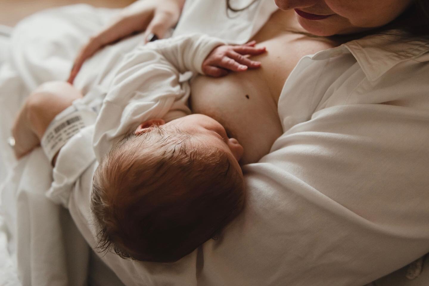 Those precious first hours and days of skin-to-skin bonding, nursing, studying every little feature and getting to know your new baby - ahh, that&rsquo;s the good stuff ❤️
.
.
.
#cwpbirthstories #storyteller #birthphotography #birthphotographer #loui