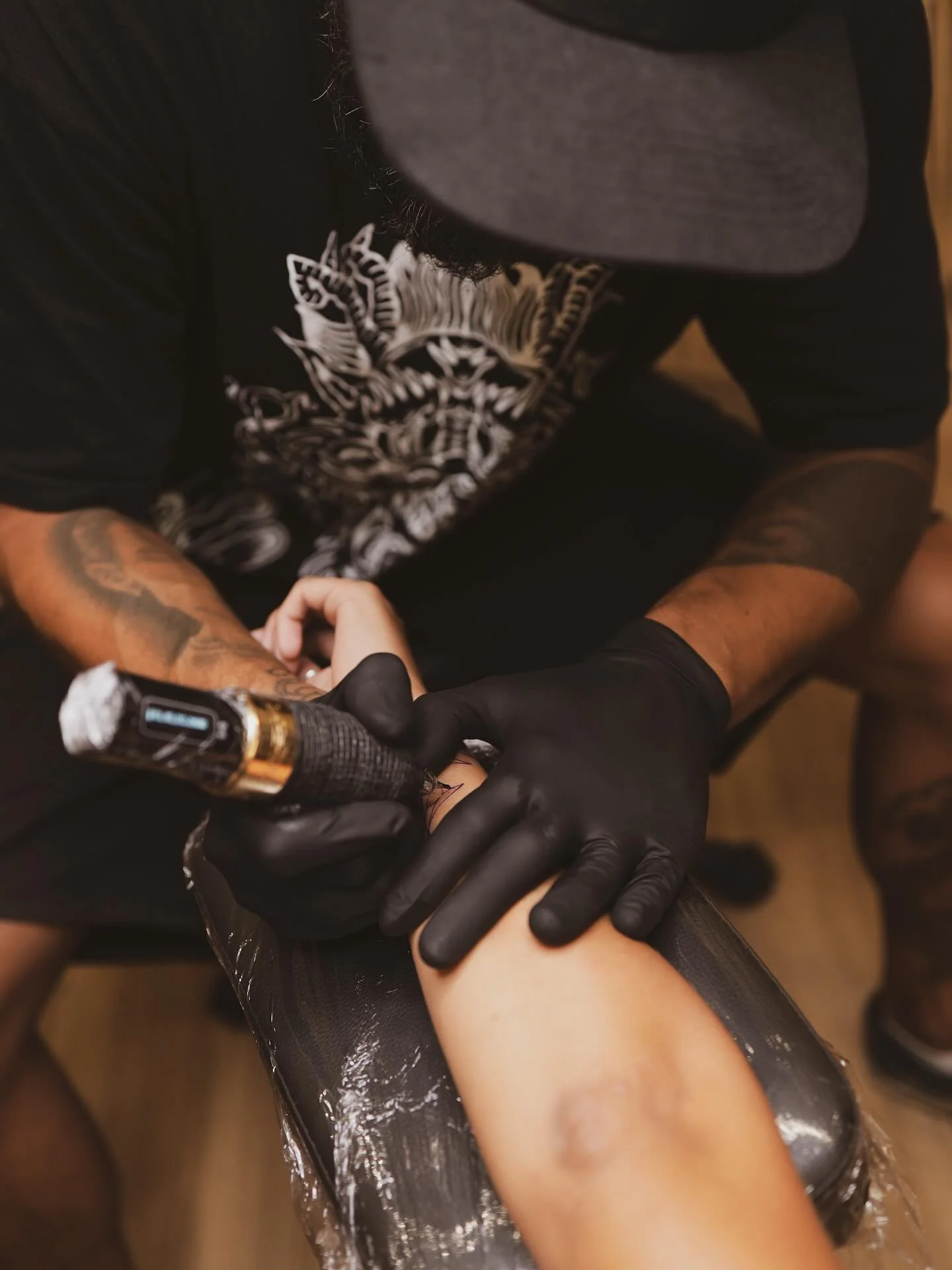 Featuring @caionarditattoo ✨ Guys we take bookings and walk ins daily, just pop in to discuss your ideas! And we take care of the rest for you ⚡️
.
.
#kriaporto #kríatattoo #portotattoo #kriatattoostudio #portotattoos #tattoostudio #tattooingm