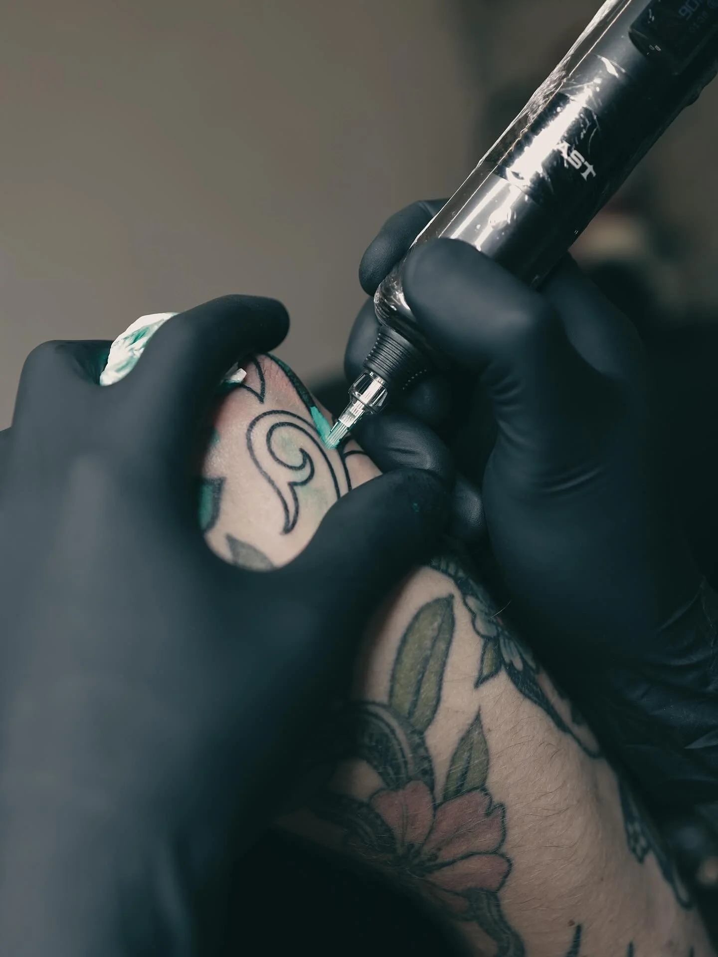 Got an idea for a tattoo? Let’s have a chat 😎
Our diverse team of artists is here to help bring your vision to life! Whether it’s fully formed or just a spark of inspiration. We’re all about collaboration, creativity, and making su