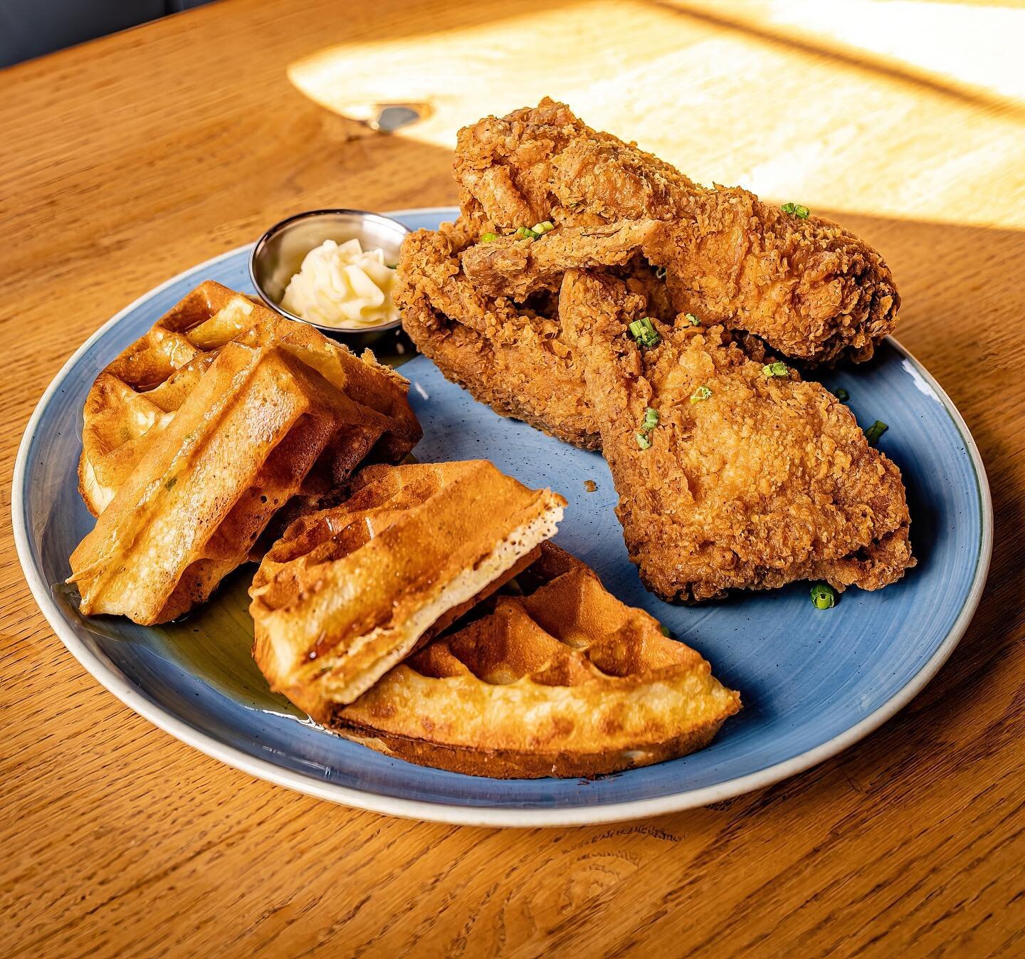 Enjoy our famous chicken and waffles for brunch AND dinner!

With our family style brunch and dinner menus, you have your choice of starters, mains, and dessert for the table 🍗