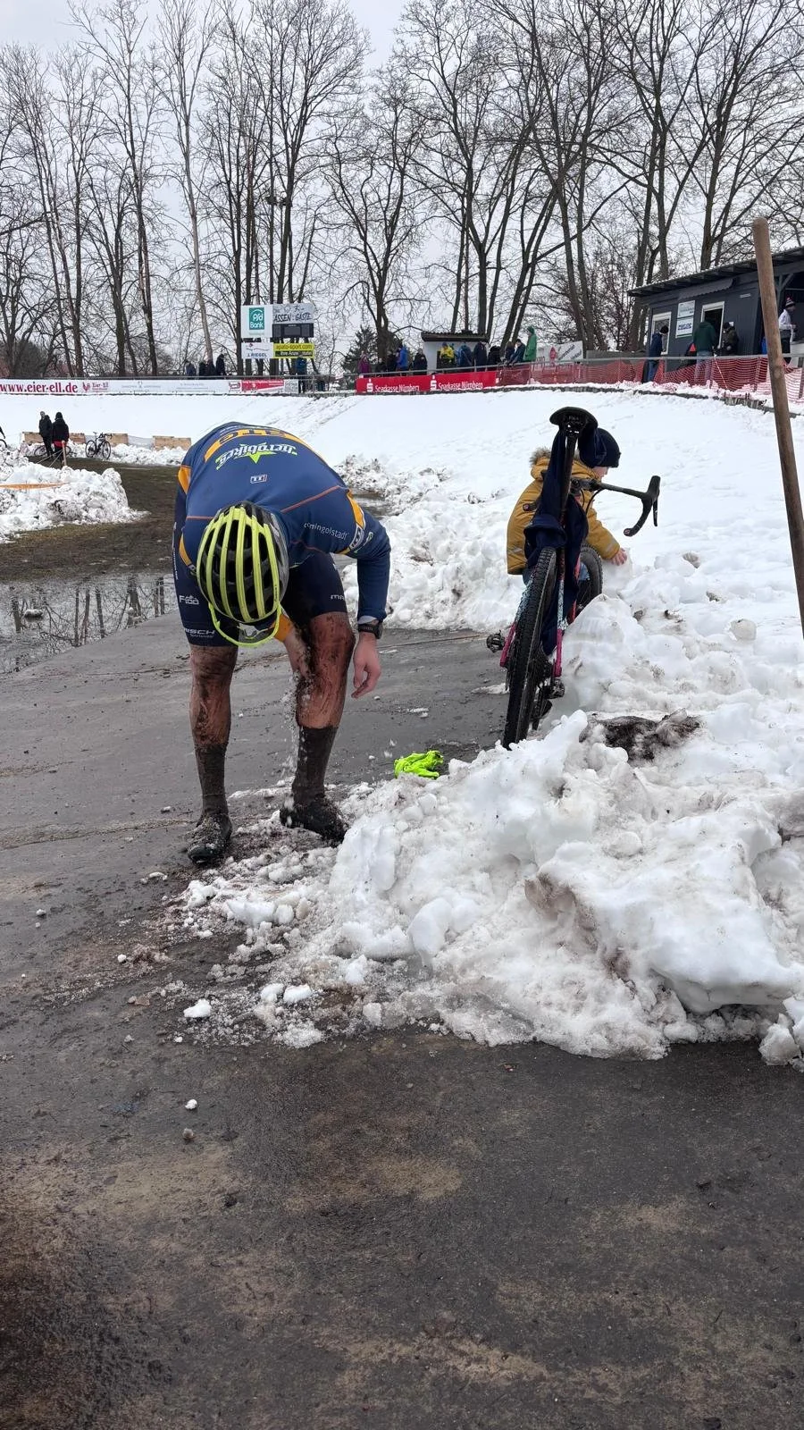 Dreckige Storchen-Beine