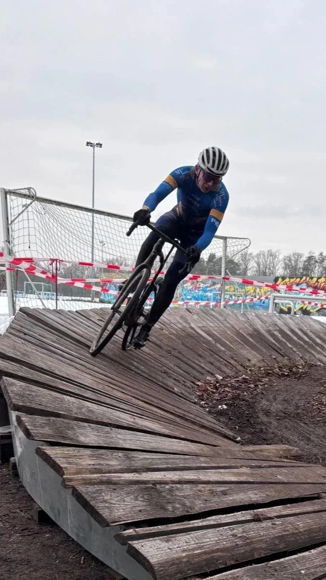 Ziegelsteincross im Schlamm