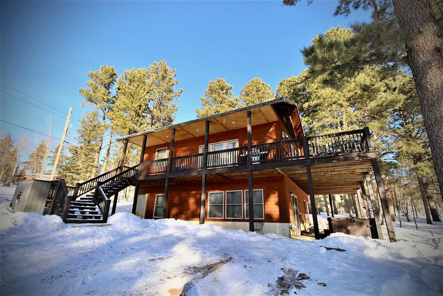 Check out Cinnamon Bear Cabin. Available for rent through stayhospitium.com #TerryPeak #BlackHillsCabins